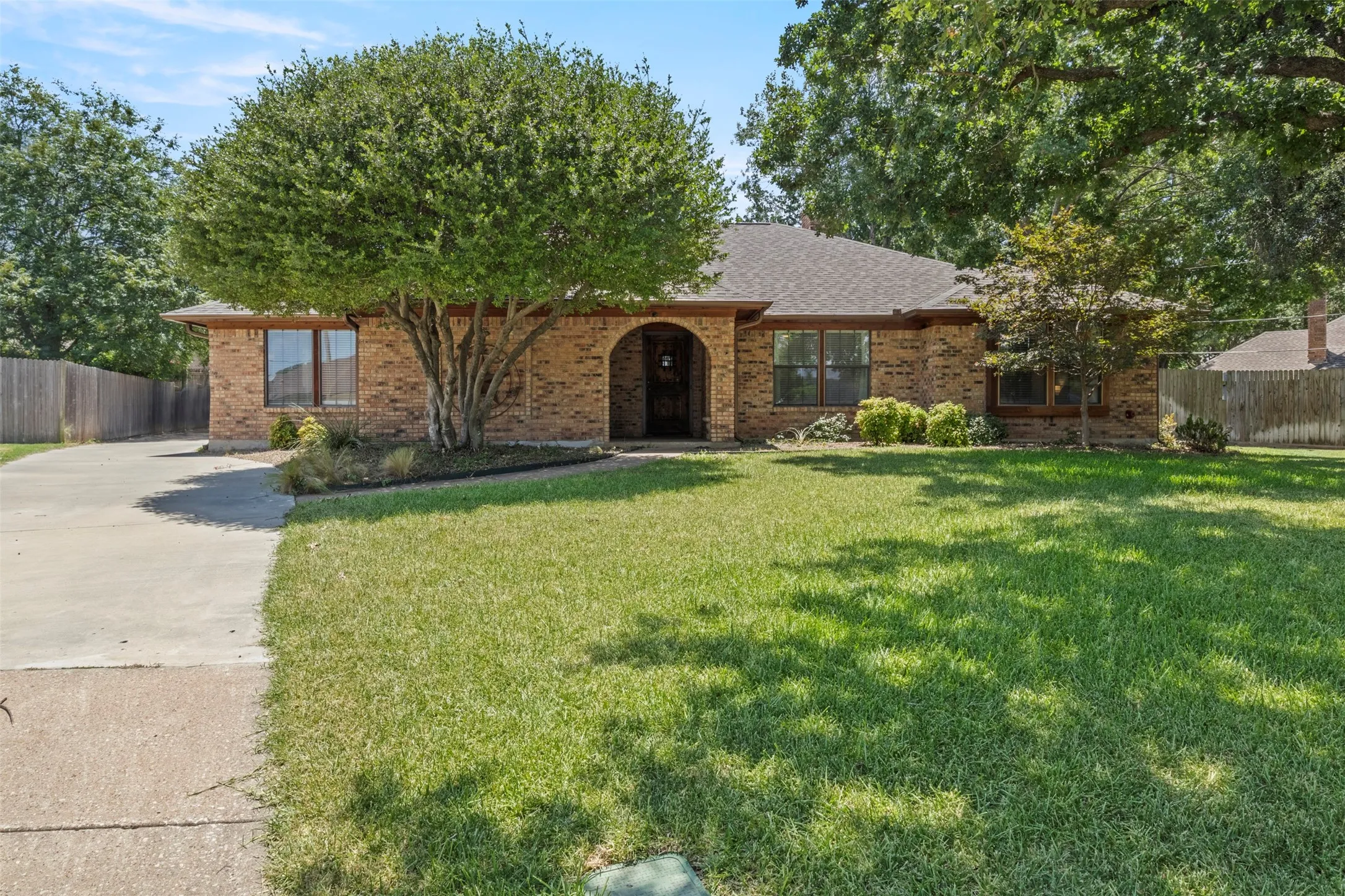 Single Family Residence For Sale in Tarrant County , 4812 Arabian Court, Arlington, Texas 76017, 3 Bedroom, 2 Bathroom, 2 Garage spaces, 2,384 Sqft, built in 1980, mls#21323906, Real Estate Agent in Arlington, Homes For Sale in Tarrant county, Homes For Sale in Arlington, Realtor in Arlington Texas, Real Estate Brokerage Independent Realty Texas, Luminita Cordes Realtor