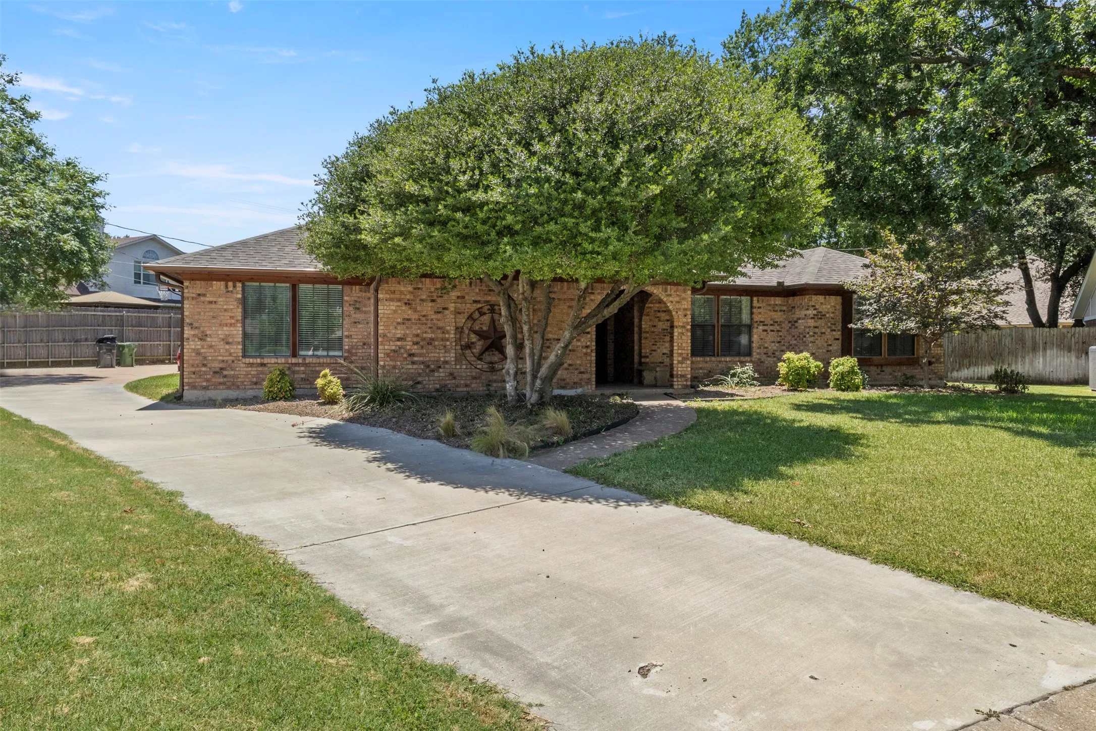 Single Family Residence For Sale in Tarrant County , 4812 Arabian Court, Arlington, Texas 76017, 3 Bedroom, 2 Bathroom, 2 Garage spaces, 2,384 Sqft, built in 1980, mls#21323906, Real Estate Agent in Arlington, Homes For Sale in Tarrant county, Homes For Sale in Arlington, Realtor in Arlington Texas, Real Estate Brokerage Independent Realty Texas, Luminita Cordes Realtor