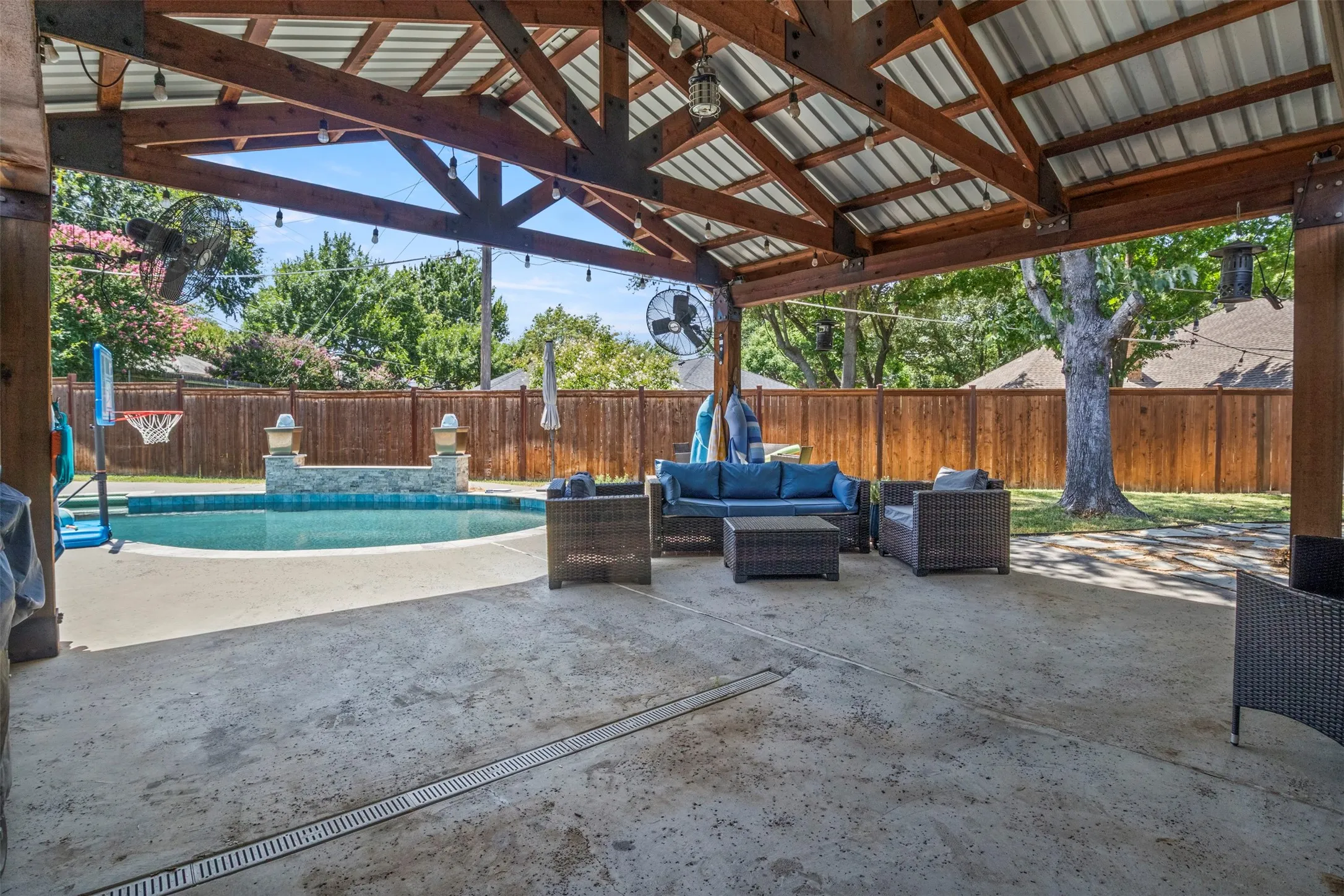 Single Family Residence For Sale in Tarrant County , 4812 Arabian Court, Arlington, Texas 76017, 3 Bedroom, 2 Bathroom, 2 Garage spaces, 2,384 Sqft, built in 1980, mls#21323906, Real Estate Agent in Arlington, Homes For Sale in Tarrant county, Homes For Sale in Arlington, Realtor in Arlington Texas, Real Estate Brokerage Independent Realty Texas, Luminita Cordes Realtor
