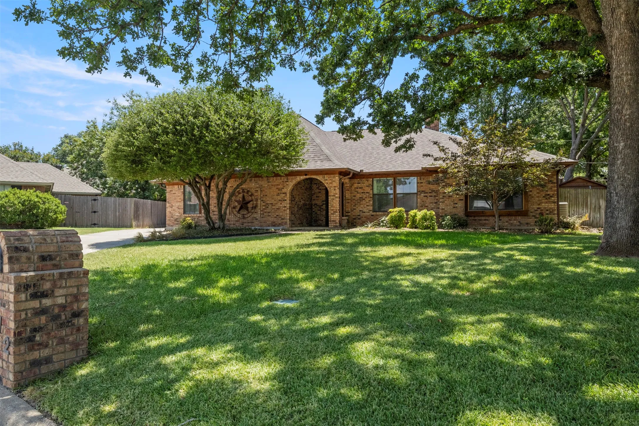 Single Family Residence For Sale in Tarrant County , 4812 Arabian Court, Arlington, Texas 76017, 3 Bedroom, 2 Bathroom, 2 Garage spaces, 2,384 Sqft, built in 1980, mls#21323906, Real Estate Agent in Arlington, Homes For Sale in Tarrant county, Homes For Sale in Arlington, Realtor in Arlington Texas, Real Estate Brokerage Independent Realty Texas, Luminita Cordes Realtor