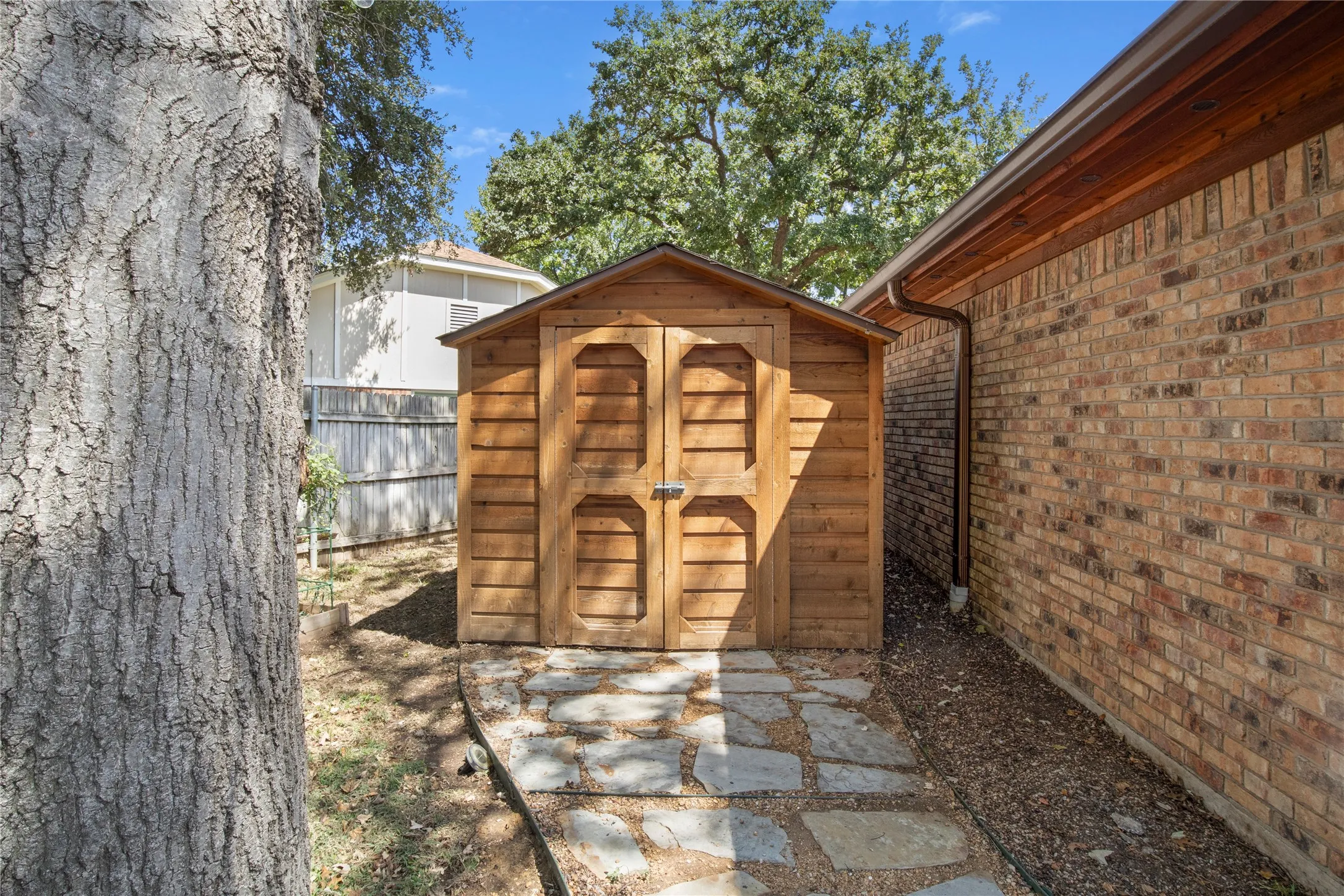 Single Family Residence For Sale in Tarrant County , 4812 Arabian Court, Arlington, Texas 76017, 3 Bedroom, 2 Bathroom, 2 Garage spaces, 2,384 Sqft, built in 1980, mls#21323906, Real Estate Agent in Arlington, Homes For Sale in Tarrant county, Homes For Sale in Arlington, Realtor in Arlington Texas, Real Estate Brokerage Independent Realty Texas, Luminita Cordes Realtor