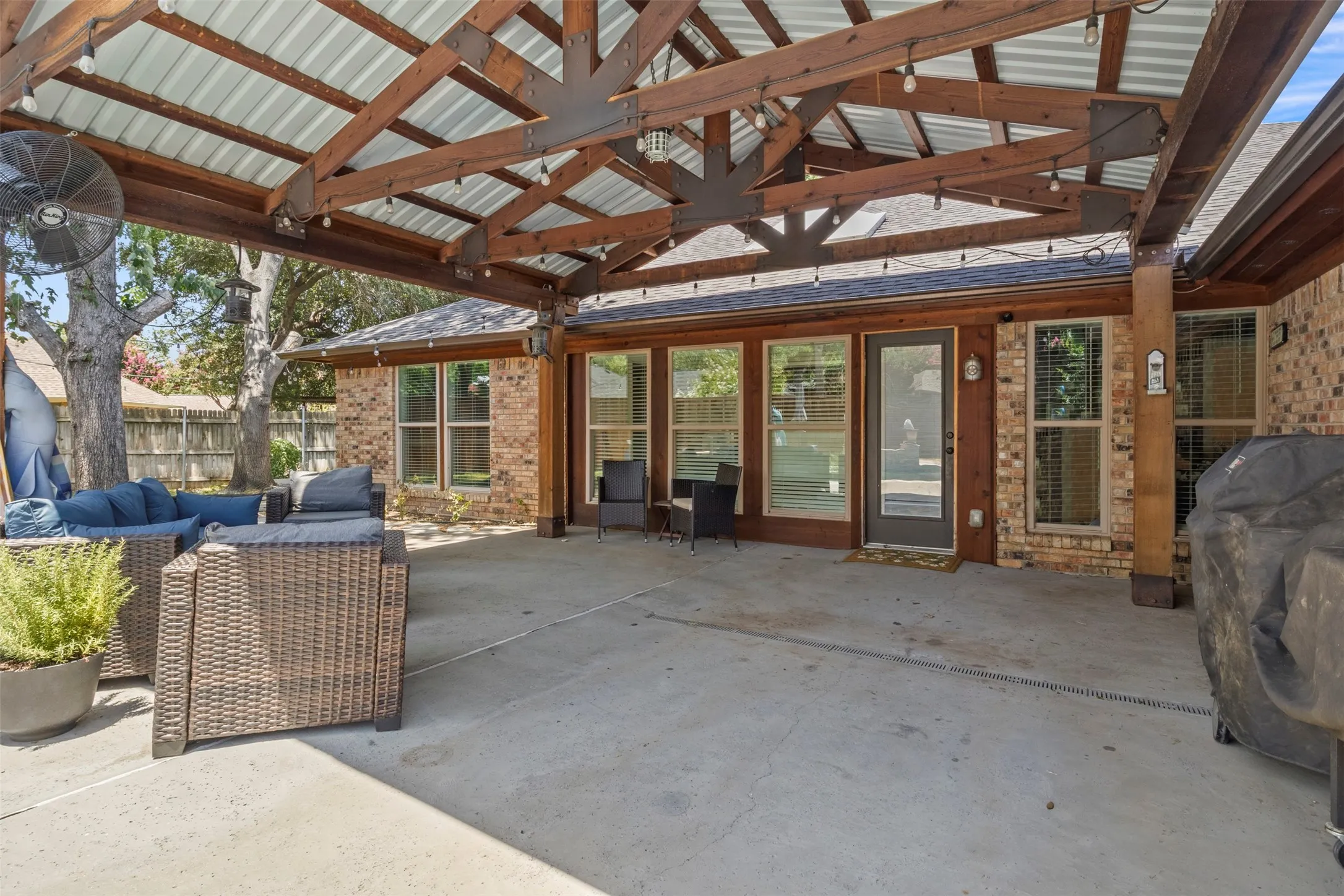 Single Family Residence For Sale in Tarrant County , 4812 Arabian Court, Arlington, Texas 76017, 3 Bedroom, 2 Bathroom, 2 Garage spaces, 2,384 Sqft, built in 1980, mls#21323906, Real Estate Agent in Arlington, Homes For Sale in Tarrant county, Homes For Sale in Arlington, Realtor in Arlington Texas, Real Estate Brokerage Independent Realty Texas, Luminita Cordes Realtor