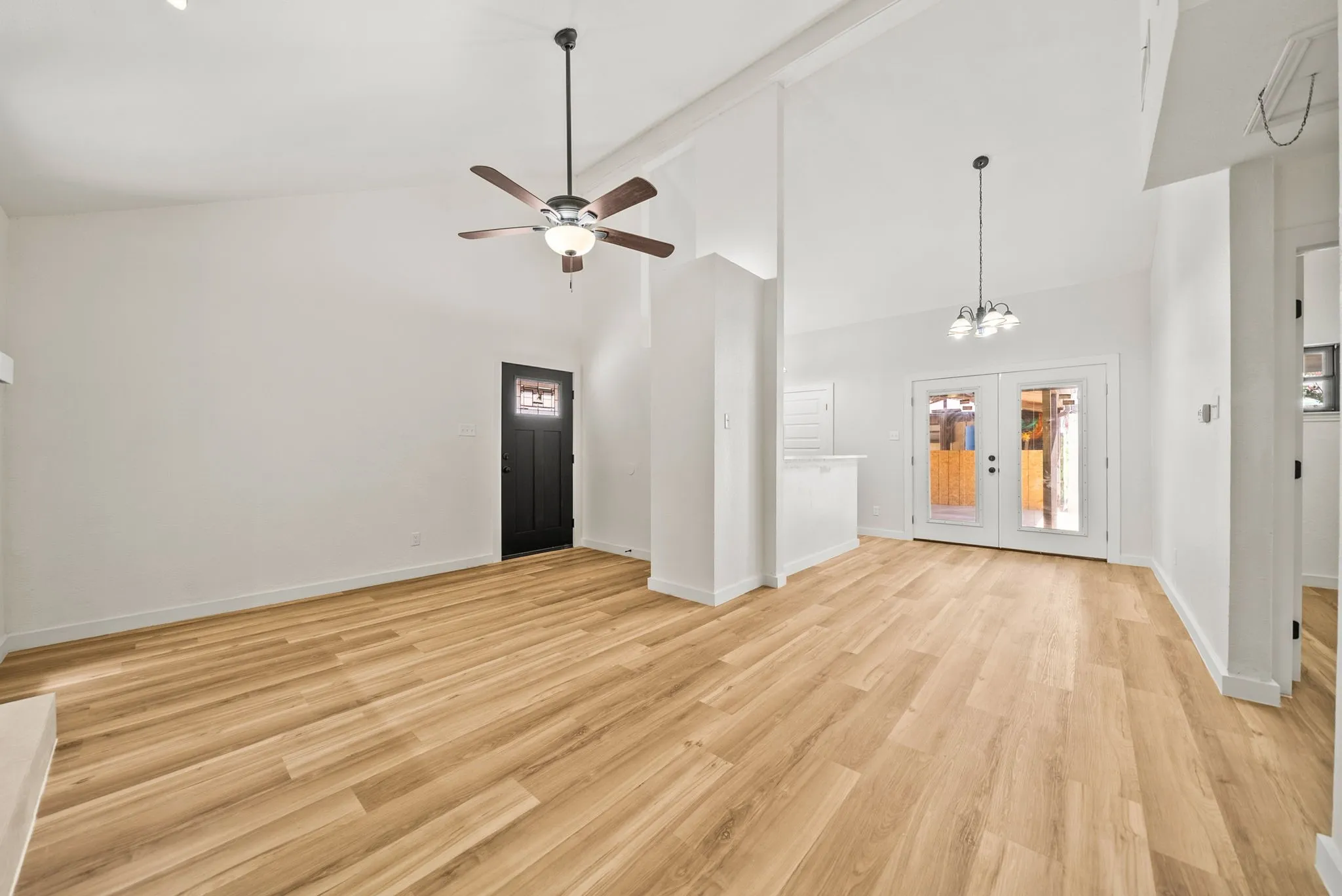 Townhouse For Sale in Tarrant County , 420 S Las Vegas Trail, White Settlement, Texas 76108, 2 Bedroom, 2 Bathroom, Garage spaces, 919 Sqft, built in 1983, mls#21328930, Real Estate Agent in White Settlement, Homes For Sale in Tarrant county, Homes For Sale in White Settlement, Realtor in White Settlement Texas, Real Estate Brokerage Independent Realty Texas, Luminita Cordes Realtor