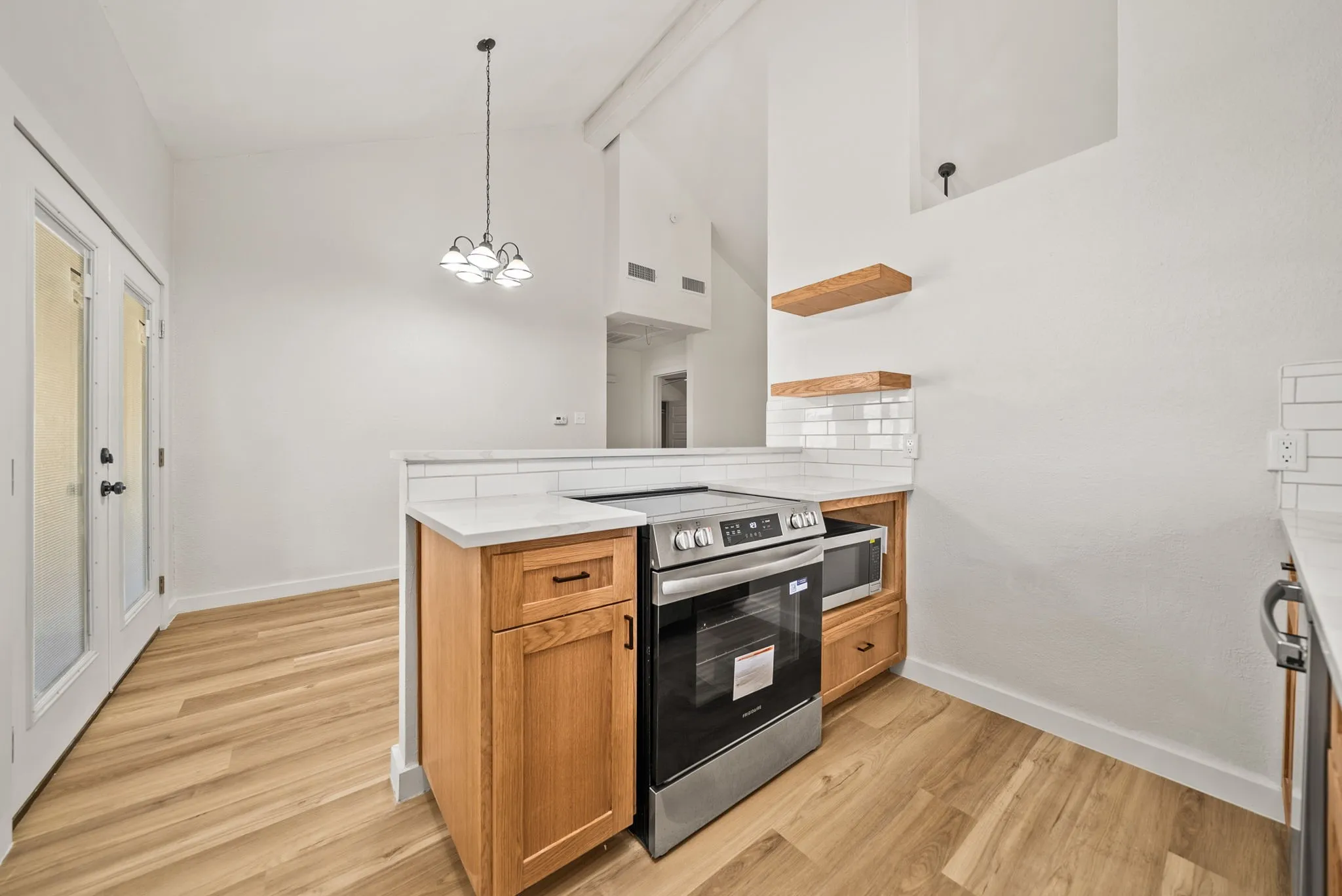Townhouse For Sale in Tarrant County , 420 S Las Vegas Trail, White Settlement, Texas 76108, 2 Bedroom, 2 Bathroom, Garage spaces, 919 Sqft, built in 1983, mls#21328930, Real Estate Agent in White Settlement, Homes For Sale in Tarrant county, Homes For Sale in White Settlement, Realtor in White Settlement Texas, Real Estate Brokerage Independent Realty Texas, Luminita Cordes Realtor