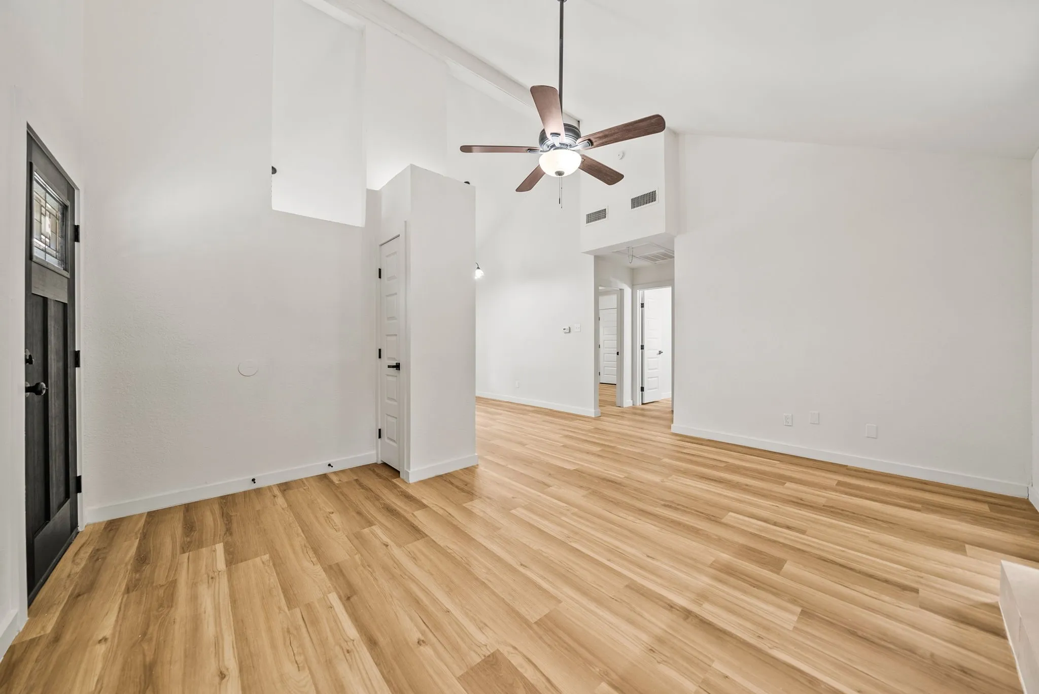 Townhouse For Sale in Tarrant County , 420 S Las Vegas Trail, White Settlement, Texas 76108, 2 Bedroom, 2 Bathroom, Garage spaces, 919 Sqft, built in 1983, mls#21328930, Real Estate Agent in White Settlement, Homes For Sale in Tarrant county, Homes For Sale in White Settlement, Realtor in White Settlement Texas, Real Estate Brokerage Independent Realty Texas, Luminita Cordes Realtor