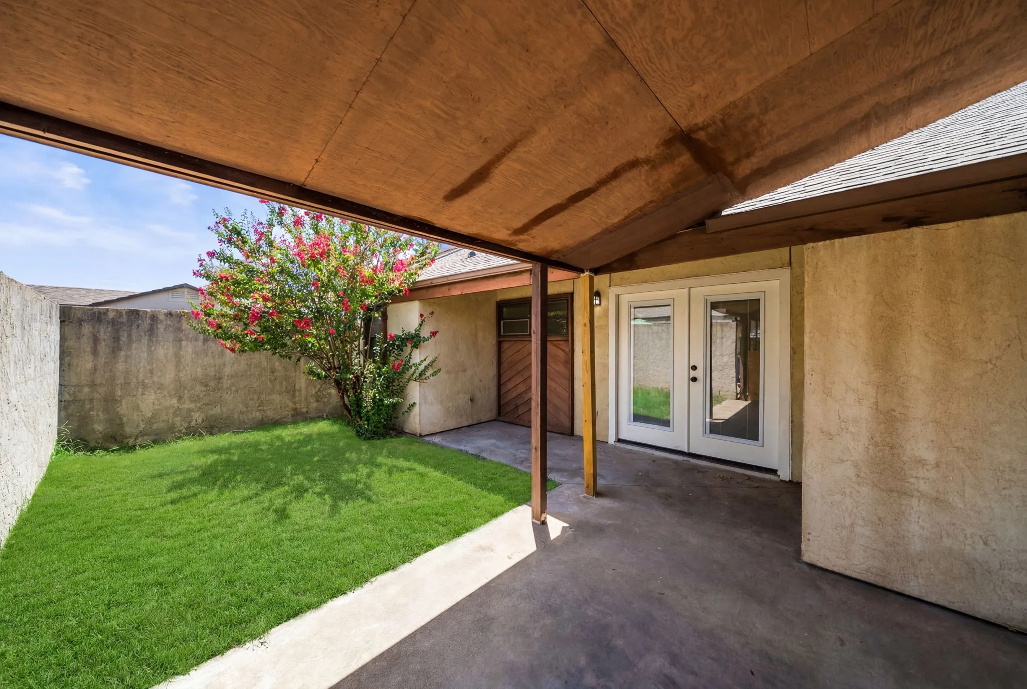 Townhouse For Sale in Tarrant County , 420 S Las Vegas Trail, White Settlement, Texas 76108, 2 Bedroom, 2 Bathroom, Garage spaces, 919 Sqft, built in 1983, mls#21328930, Real Estate Agent in White Settlement, Homes For Sale in Tarrant county, Homes For Sale in White Settlement, Realtor in White Settlement Texas, Real Estate Brokerage Independent Realty Texas, Luminita Cordes Realtor
