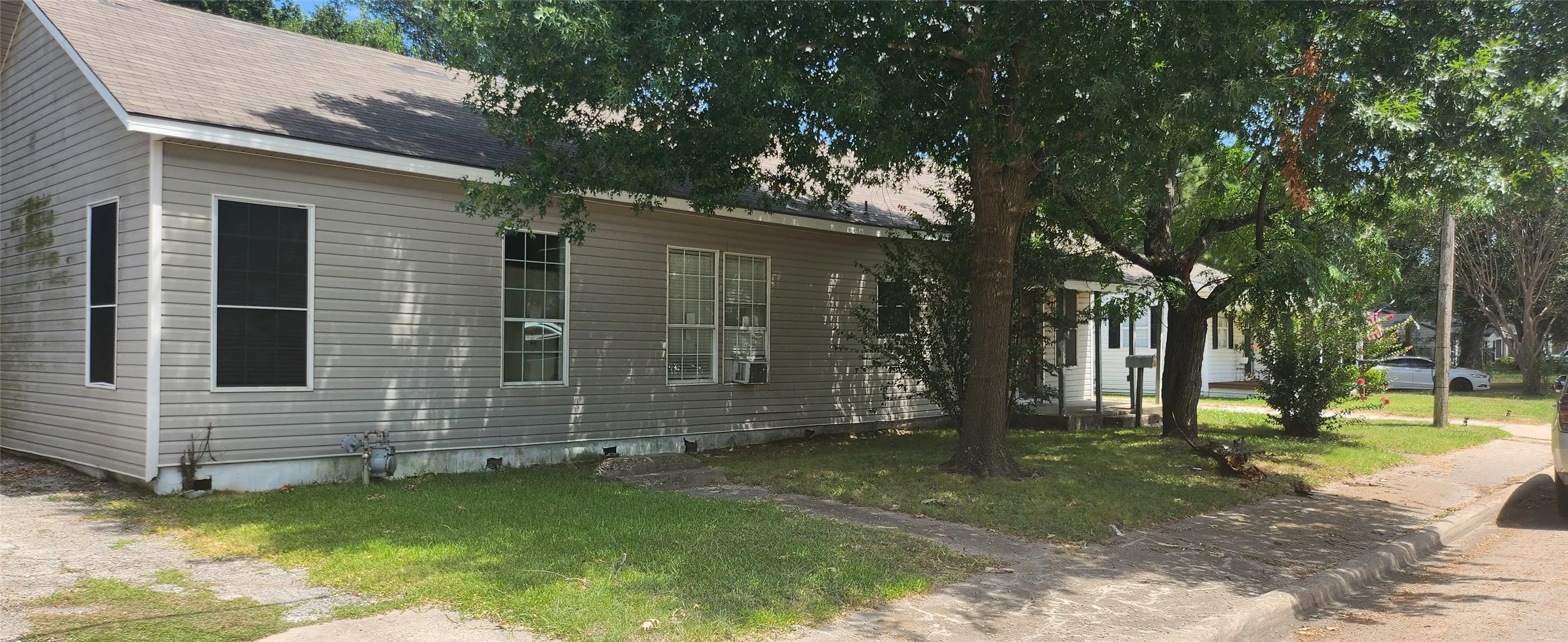 Single Family Residence For Sale in Dallas County , 824 Carver Street, Mesquite, Texas 75149, 3 Bedrooms, 1 Bathroom, Garage spaces, 1,392 Sqft, built in 1932, Price $120,000, mls#21328990, Real Estate Agent in Mesquite, Homes For Sale in Dallas county, Homes For Sale in Mesquite, Realtor in Mesquite Texas, Real Estate Brokerage Independent Realty Texas, Luminita Cordes Realtor