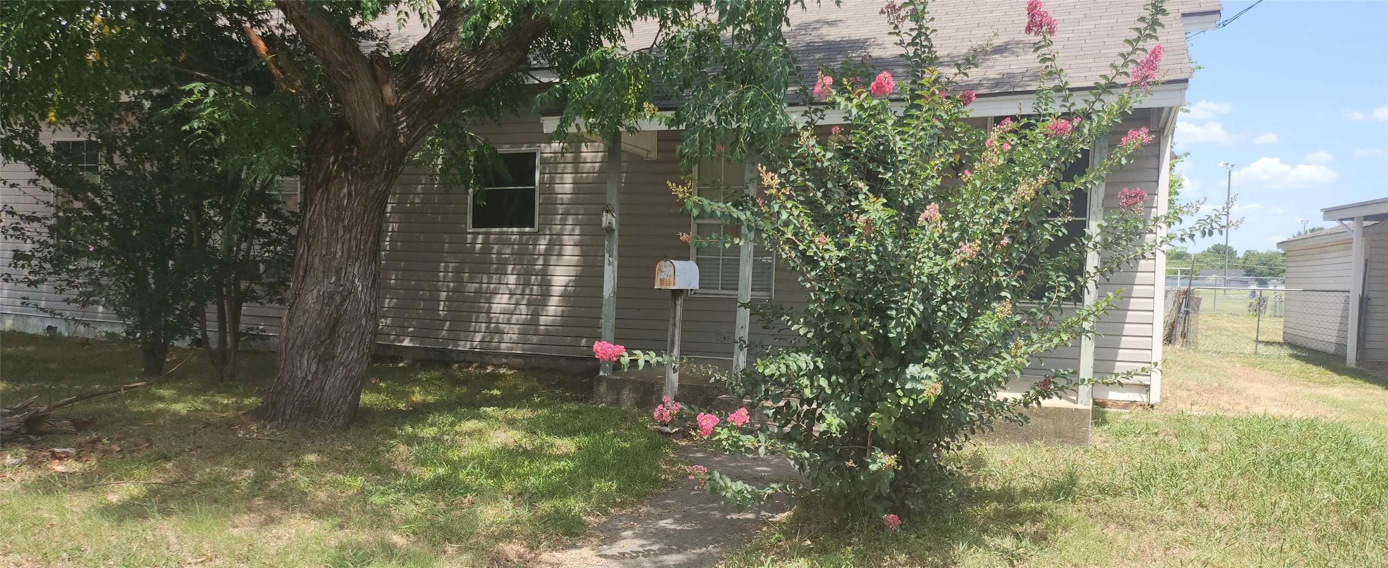 Single Family Residence For Sale in Dallas County , 824 Carver Street, Mesquite, Texas 75149, 3 Bedrooms, 1 Bathroom, Garage spaces, 1,392 Sqft, built in 1932, Price $120,000, mls#21328990, Real Estate Agent in Mesquite, Homes For Sale in Dallas county, Homes For Sale in Mesquite, Realtor in Mesquite Texas, Real Estate Brokerage Independent Realty Texas, Luminita Cordes Realtor