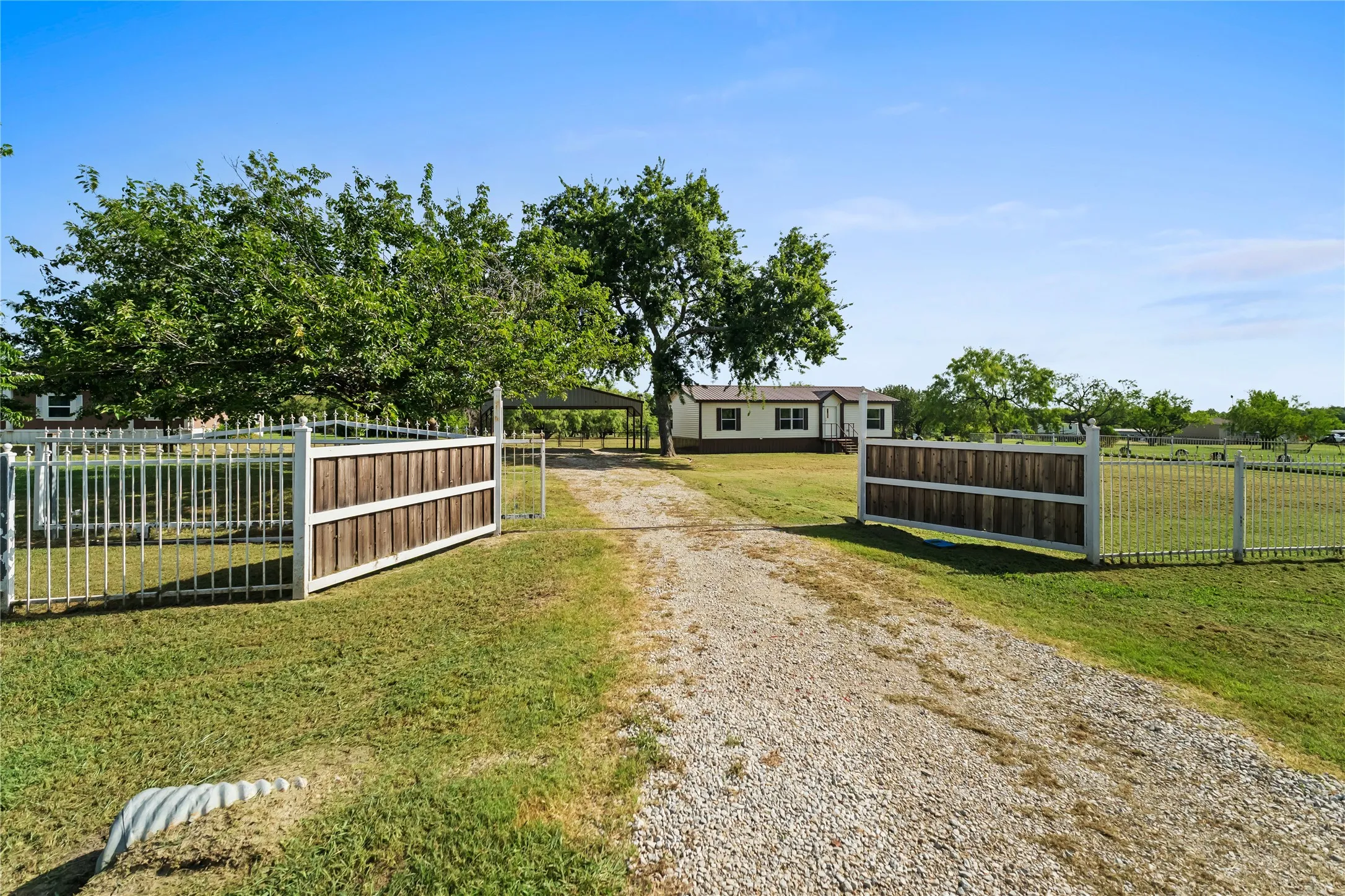 Mobile Home For Sale in Hunt County , 3634 County Road 2621, Caddo Mills, Texas 75135, 3 Bedroom, 2 Bathroom, Garage spaces, 1,232 Sqft, built in 2013, mls#21328978, Real Estate Agent in Caddo Mills, Homes For Sale in Hunt county, Homes For Sale in Caddo Mills, Realtor in Caddo Mills Texas, Real Estate Brokerage Independent Realty Texas, Luminita Cordes Realtor