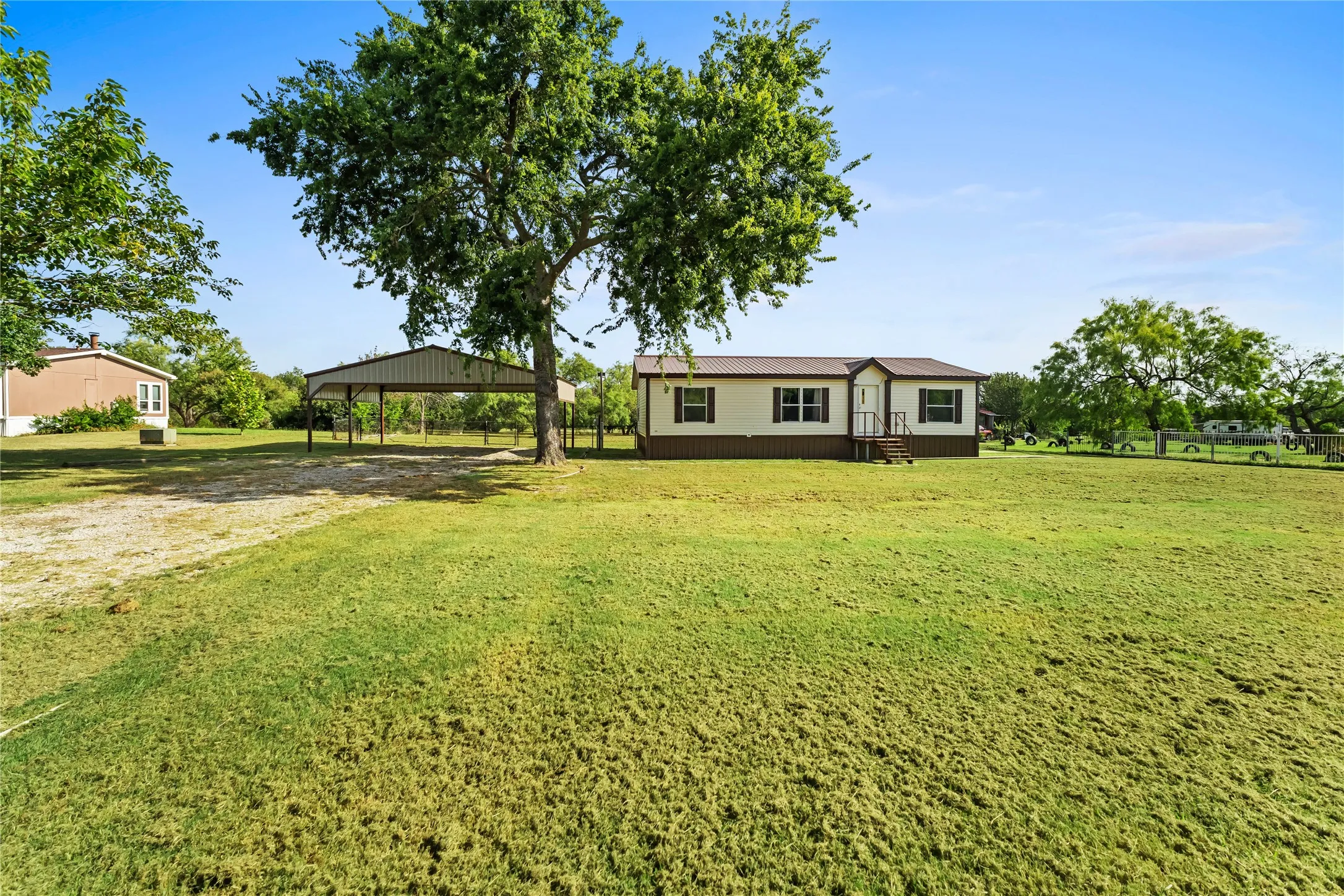 Mobile Home For Sale in Hunt County , 3634 County Road 2621, Caddo Mills, Texas 75135, 3 Bedroom, 2 Bathroom, Garage spaces, 1,232 Sqft, built in 2013, mls#21328978, Real Estate Agent in Caddo Mills, Homes For Sale in Hunt county, Homes For Sale in Caddo Mills, Realtor in Caddo Mills Texas, Real Estate Brokerage Independent Realty Texas, Luminita Cordes Realtor