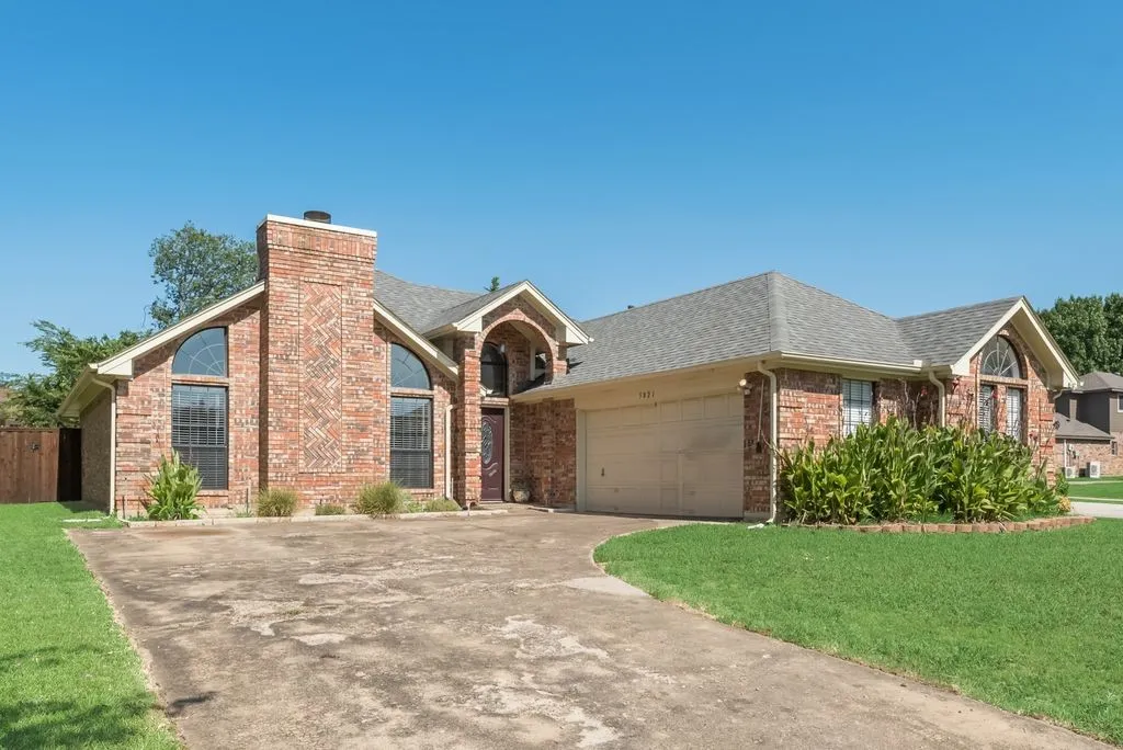 Single Family Residence For Sale in Denton County , 5021 Marcus Drive, Flower Mound, Texas 75028, 3 Bedroom, 2 Bathroom, 2 Garage spaces, 1,674 Sqft, built in 1985, mls#21329025, Real Estate Agent in Flower Mound, Homes For Sale in Denton county, Homes For Sale in Flower Mound, Realtor in Flower Mound Texas, Real Estate Brokerage Independent Realty Texas, Luminita Cordes Realtor