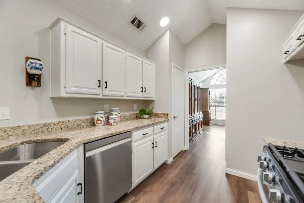 Single Family Residence For Sale in Denton County , 5021 Marcus Drive, Flower Mound, Texas 75028, 3 Bedroom, 2 Bathroom, 2 Garage spaces, 1,674 Sqft, built in 1985, mls#21329025, Real Estate Agent in Flower Mound, Homes For Sale in Denton county, Homes For Sale in Flower Mound, Realtor in Flower Mound Texas, Real Estate Brokerage Independent Realty Texas, Luminita Cordes Realtor