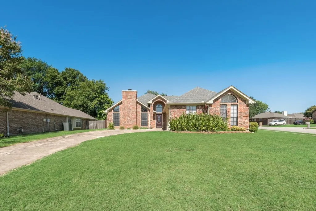 Single Family Residence For Sale in Denton County , 5021 Marcus Drive, Flower Mound, Texas 75028, 3 Bedroom, 2 Bathroom, 2 Garage spaces, 1,674 Sqft, built in 1985, mls#21329025, Real Estate Agent in Flower Mound, Homes For Sale in Denton county, Homes For Sale in Flower Mound, Realtor in Flower Mound Texas, Real Estate Brokerage Independent Realty Texas, Luminita Cordes Realtor