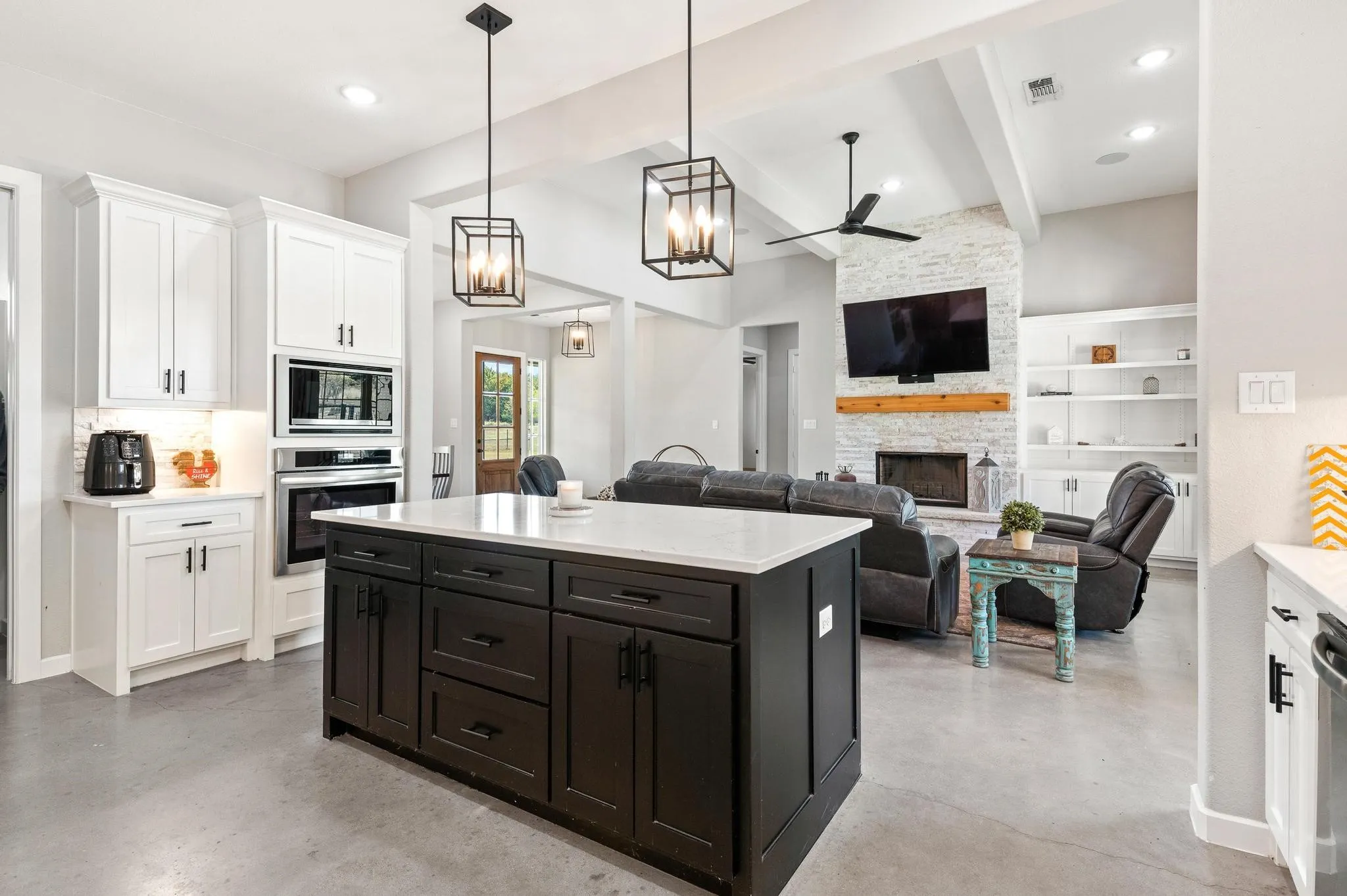 Single Family Residence For Sale in Grayson County , 856 Yowell Hill Road, Whitewright, Texas 75491, 4 Bedroom, 4 Bathroom, 2 Garage spaces, 2,556 Sqft, built in 2022, mls#21327447, Real Estate Agent in Whitewright, Homes For Sale in Grayson county, Homes For Sale in Whitewright, Realtor in Whitewright Texas, Real Estate Brokerage Independent Realty Texas, Luminita Cordes Realtor