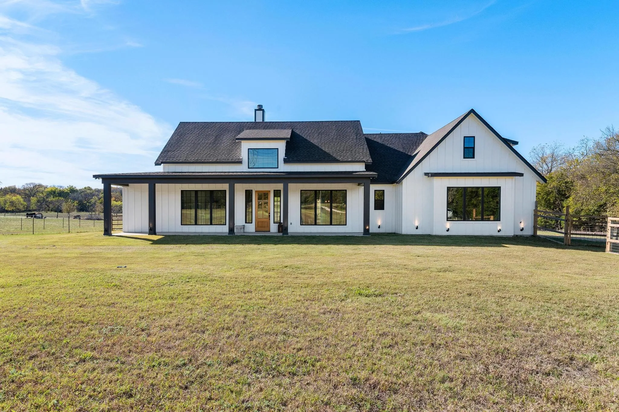 Single Family Residence For Sale in Grayson County , 856 Yowell Hill Road, Whitewright, Texas 75491, 4 Bedroom, 4 Bathroom, 2 Garage spaces, 2,556 Sqft, built in 2022, mls#21327447, Real Estate Agent in Whitewright, Homes For Sale in Grayson county, Homes For Sale in Whitewright, Realtor in Whitewright Texas, Real Estate Brokerage Independent Realty Texas, Luminita Cordes Realtor