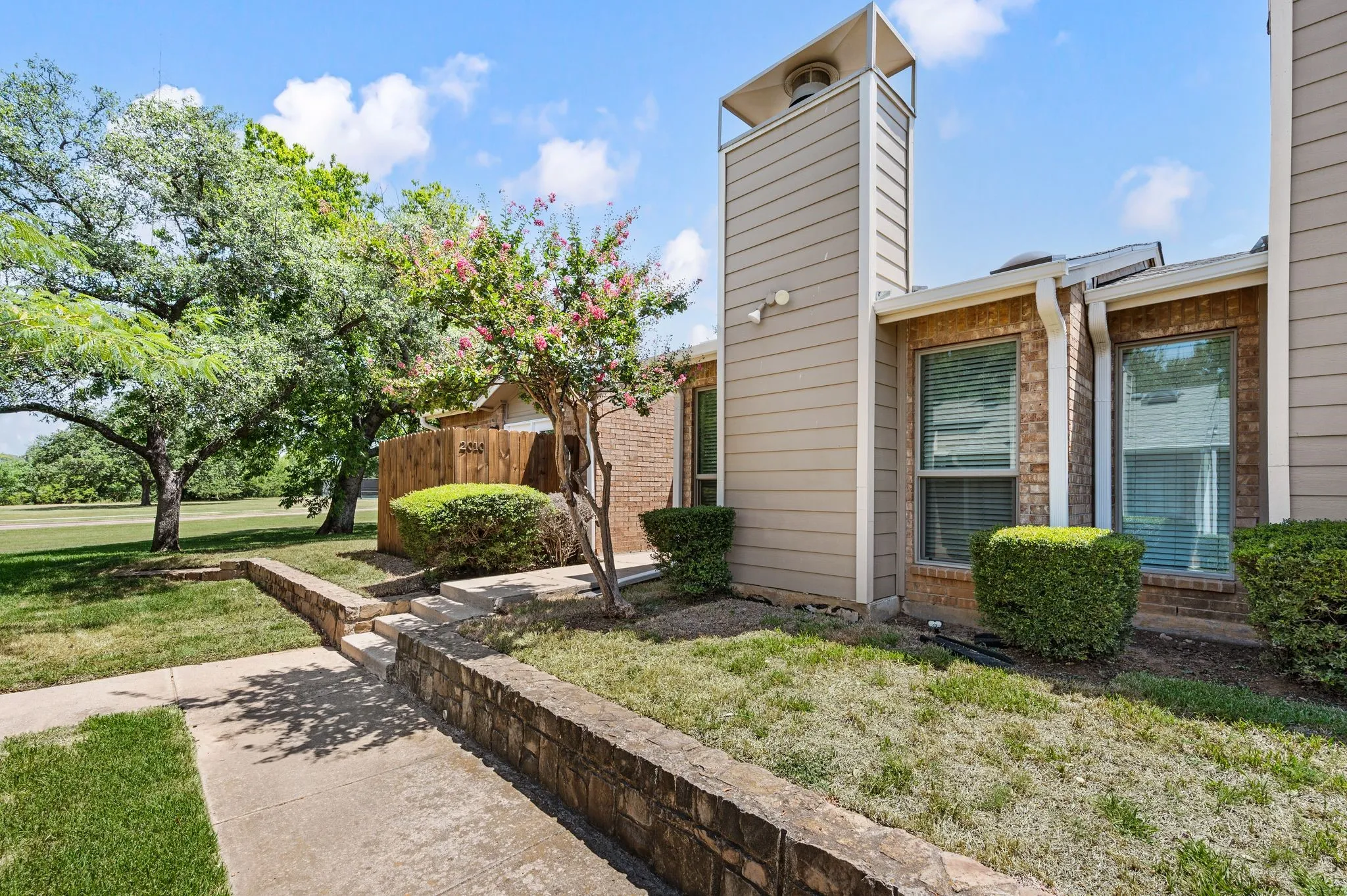 Condominium For Rent in Tarrant County , 2010 Cottage Oak Lane 2010, Colleyville, Texas 76034, 2 Bedroom, 2 Bathroom, Garage spaces, 1,083 Sqft, built in 1983, mls#21329015, Real Estate Agent in Colleyville, Homes For Rent in Tarrant county, Homes For Rent in Colleyville, Realtor in Colleyville Texas, Real Estate Brokerage Independent Realty Texas, Luminita Cordes Realtor