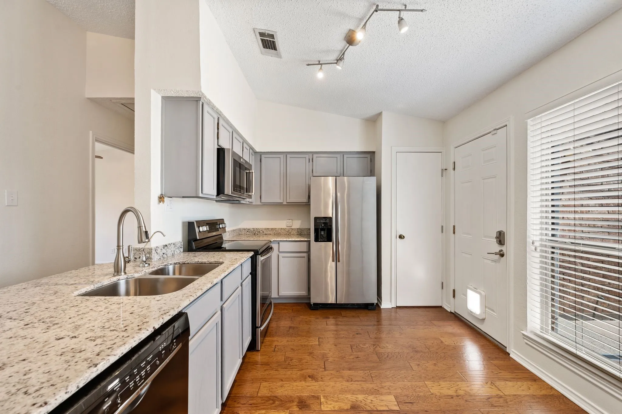 Granite breakfast bar, newer appliances & pantry