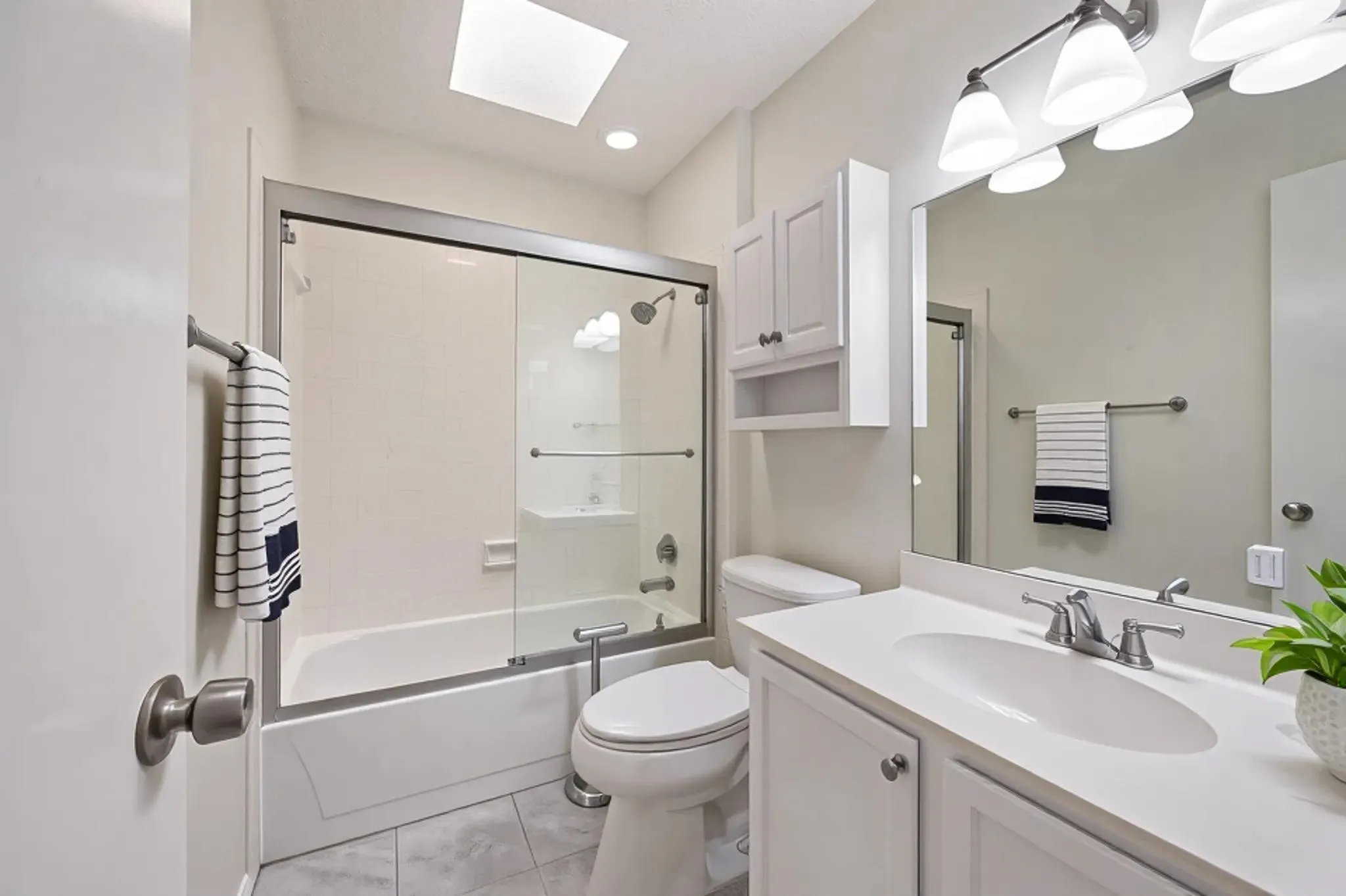 Condominium For Rent in Tarrant County , 2010 Cottage Oak Lane 2010, Colleyville, Texas 76034, 2 Bedroom, 2 Bathroom, Garage spaces, 1,083 Sqft, built in 1983, mls#21329015, Real Estate Agent in Colleyville, Homes For Rent in Tarrant county, Homes For Rent in Colleyville, Realtor in Colleyville Texas, Real Estate Brokerage Independent Realty Texas, Luminita Cordes Realtor