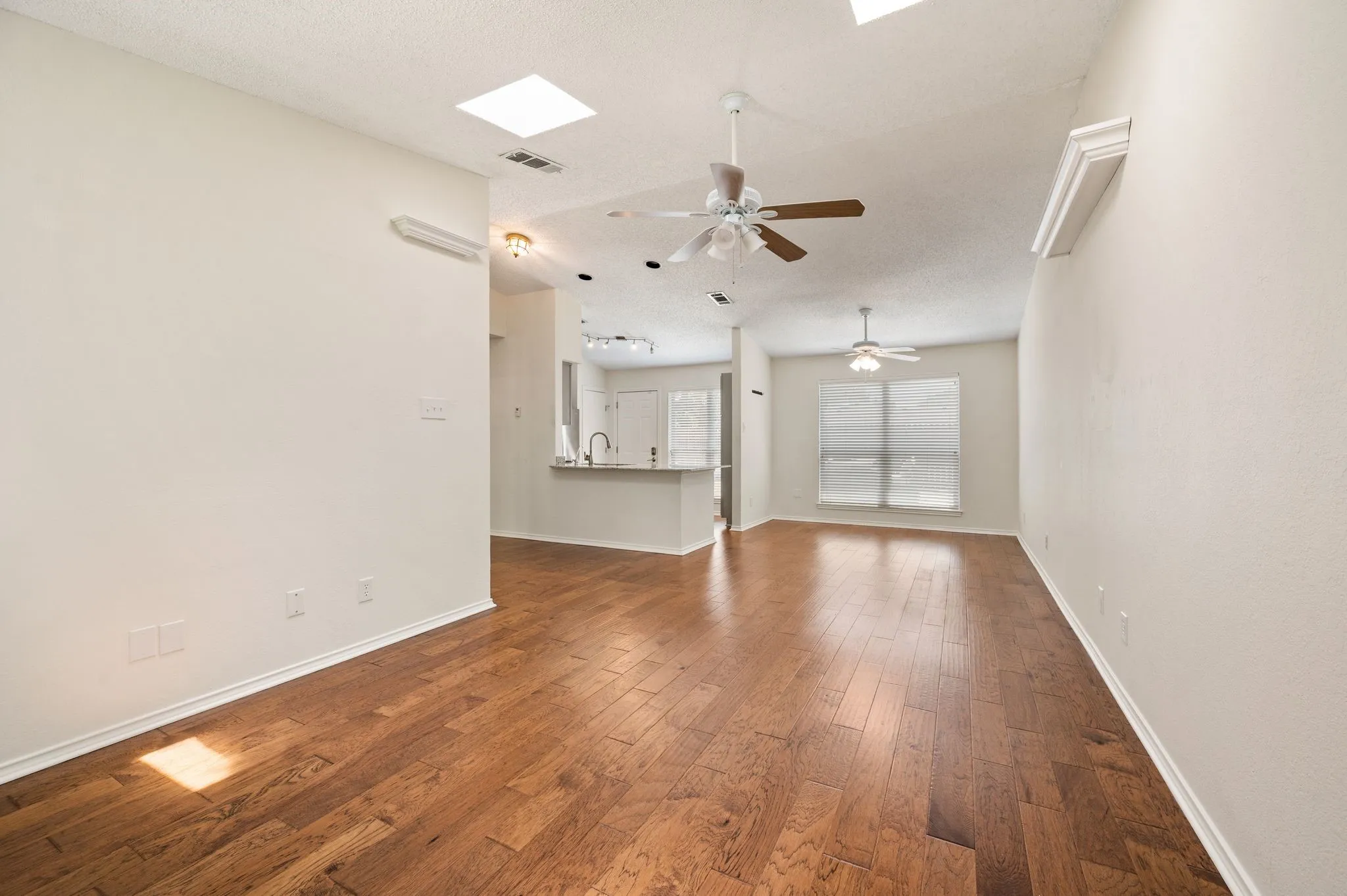 Condominium For Rent in Tarrant County , 2010 Cottage Oak Lane 2010, Colleyville, Texas 76034, 2 Bedroom, 2 Bathroom, Garage spaces, 1,083 Sqft, built in 1983, mls#21329015, Real Estate Agent in Colleyville, Homes For Rent in Tarrant county, Homes For Rent in Colleyville, Realtor in Colleyville Texas, Real Estate Brokerage Independent Realty Texas, Luminita Cordes Realtor