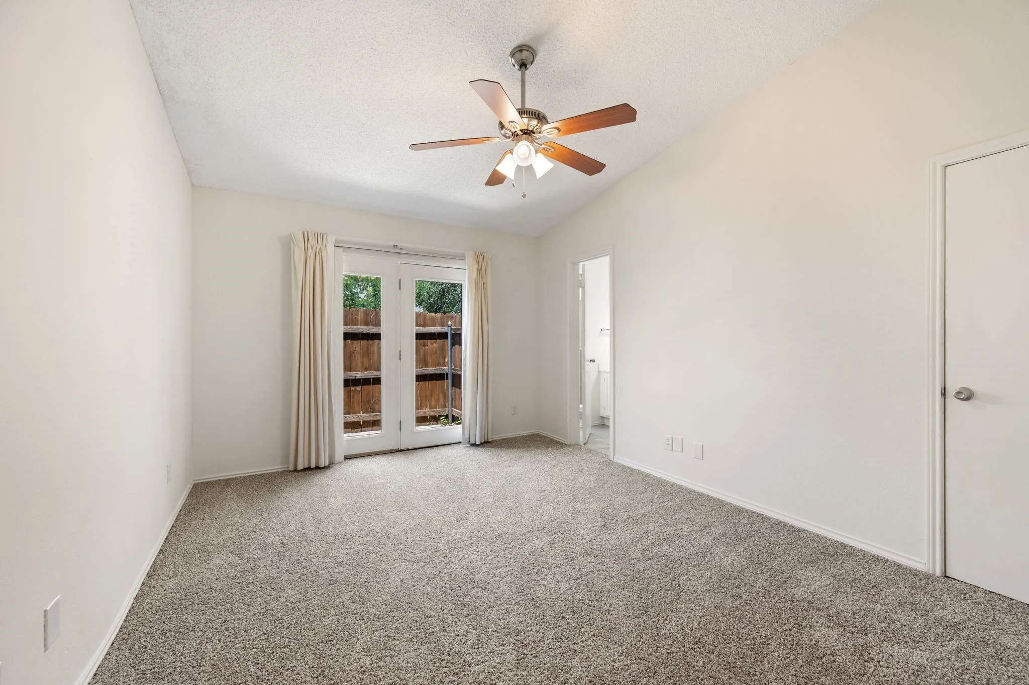 Private patio, ceiling fan, ensuite bathroom & walk-in closet