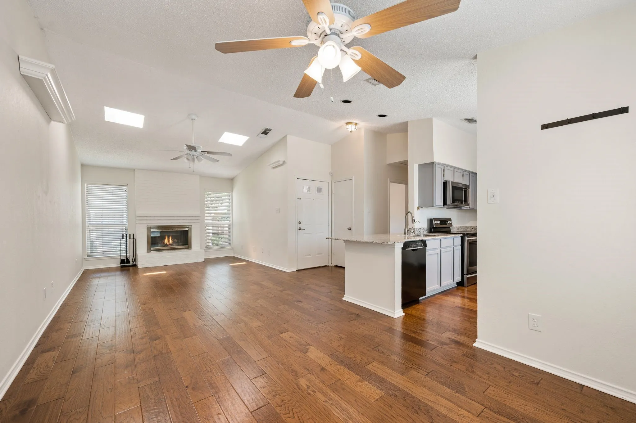 Condominium For Rent in Tarrant County , 2010 Cottage Oak Lane 2010, Colleyville, Texas 76034, 2 Bedroom, 2 Bathroom, Garage spaces, 1,083 Sqft, built in 1983, mls#21329015, Real Estate Agent in Colleyville, Homes For Rent in Tarrant county, Homes For Rent in Colleyville, Realtor in Colleyville Texas, Real Estate Brokerage Independent Realty Texas, Luminita Cordes Realtor