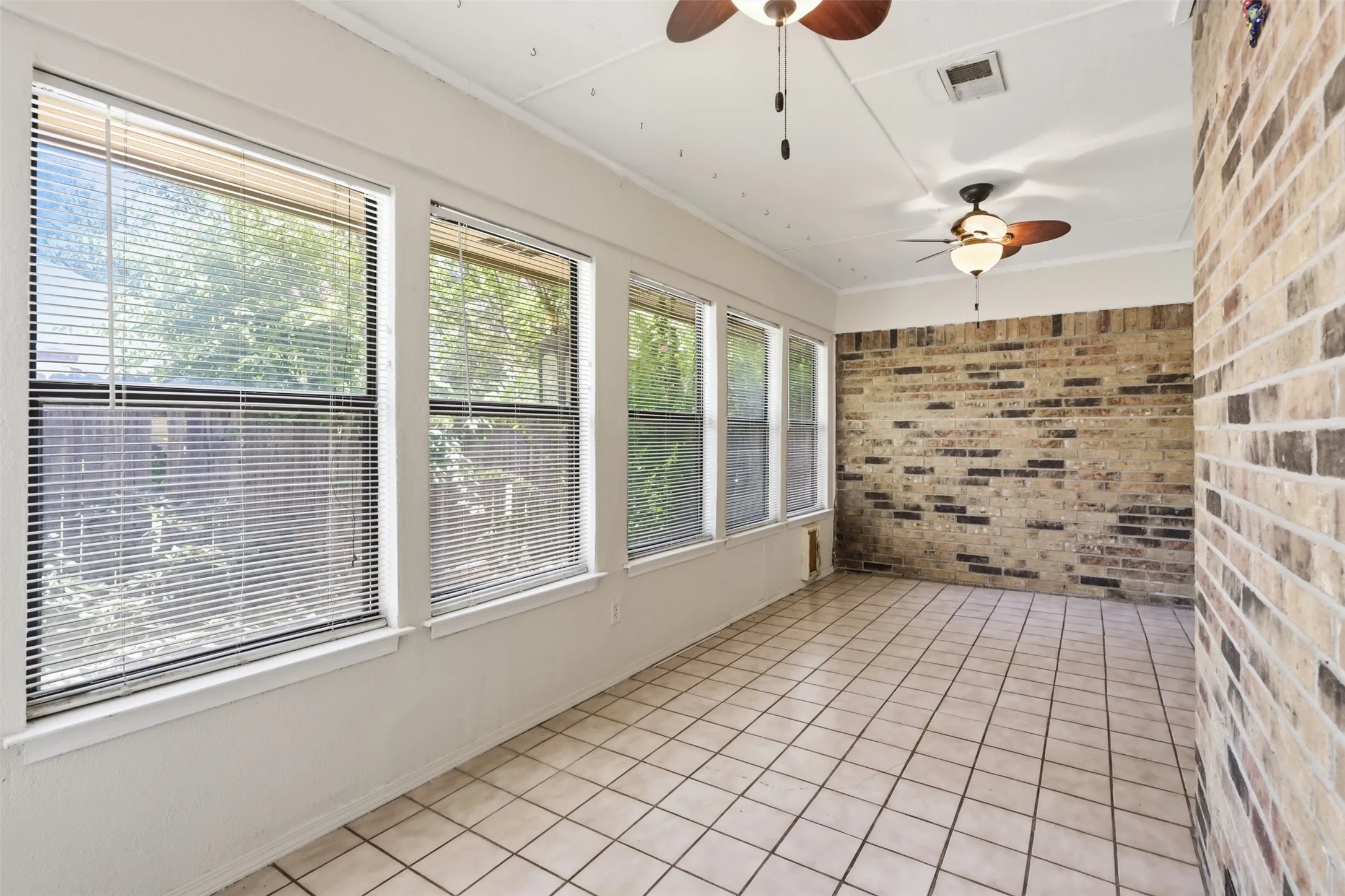 Single Family Residence For Sale in Tarrant County , 8205 Alsace Court, Fort Worth, Texas 76134, 3 Bedroom, 2 Bathroom, 2 Garage spaces, 1,577 Sqft, built in 1984, mls#21326611, Real Estate Agent in Fort Worth, Homes For Sale in Tarrant county, Homes For Sale in Fort Worth, Realtor in Fort Worth Texas, Real Estate Brokerage Independent Realty Texas, Luminita Cordes Realtor