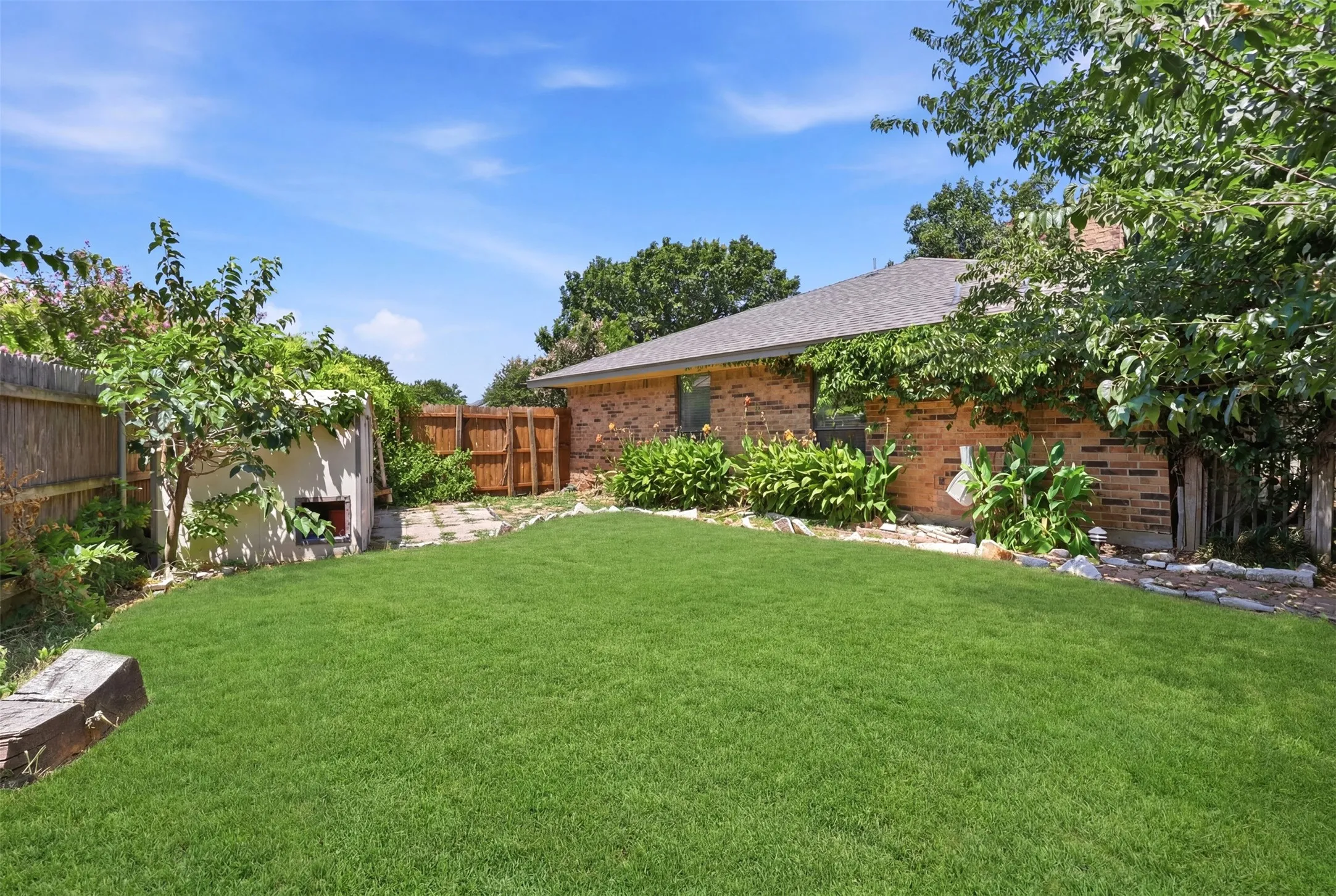 Single Family Residence For Sale in Tarrant County , 8205 Alsace Court, Fort Worth, Texas 76134, 3 Bedroom, 2 Bathroom, 2 Garage spaces, 1,577 Sqft, built in 1984, mls#21326611, Real Estate Agent in Fort Worth, Homes For Sale in Tarrant county, Homes For Sale in Fort Worth, Realtor in Fort Worth Texas, Real Estate Brokerage Independent Realty Texas, Luminita Cordes Realtor