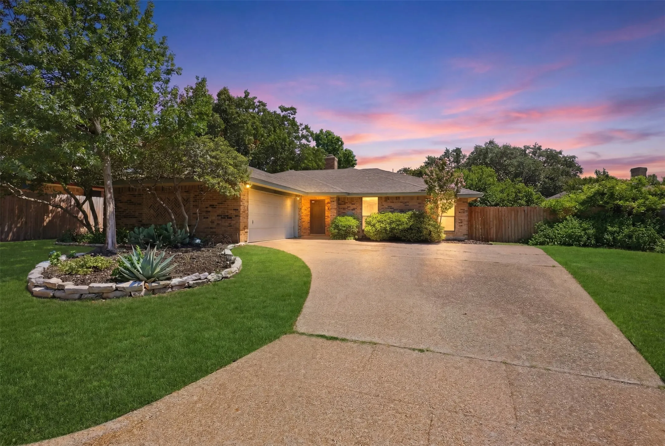 Single Family Residence For Sale in Tarrant County , 8205 Alsace Court, Fort Worth, Texas 76134, 3 Bedroom, 2 Bathroom, 2 Garage spaces, 1,577 Sqft, built in 1984, mls#21326611, Real Estate Agent in Fort Worth, Homes For Sale in Tarrant county, Homes For Sale in Fort Worth, Realtor in Fort Worth Texas, Real Estate Brokerage Independent Realty Texas, Luminita Cordes Realtor