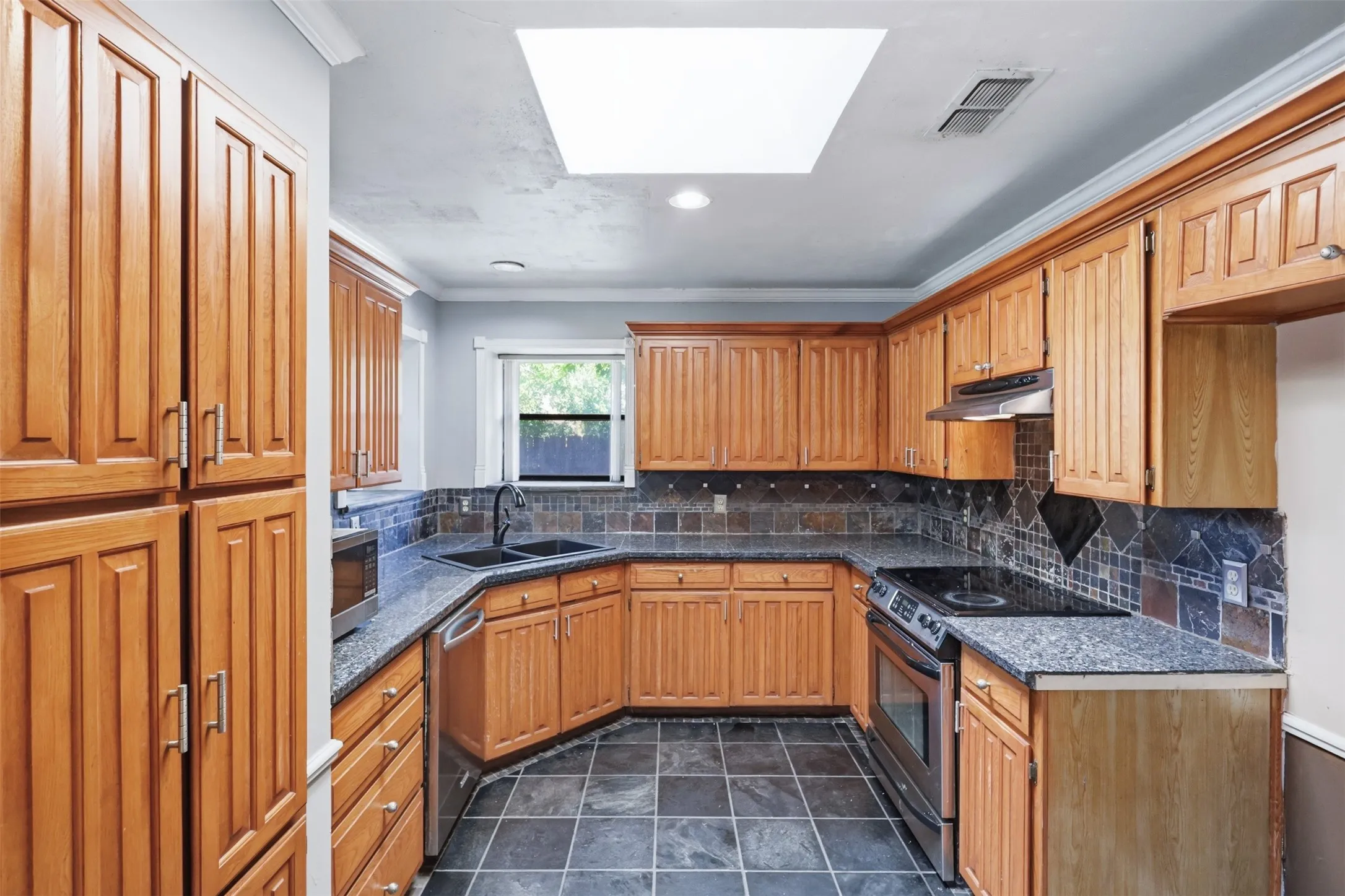 Single Family Residence For Sale in Tarrant County , 8205 Alsace Court, Fort Worth, Texas 76134, 3 Bedroom, 2 Bathroom, 2 Garage spaces, 1,577 Sqft, built in 1984, mls#21326611, Real Estate Agent in Fort Worth, Homes For Sale in Tarrant county, Homes For Sale in Fort Worth, Realtor in Fort Worth Texas, Real Estate Brokerage Independent Realty Texas, Luminita Cordes Realtor