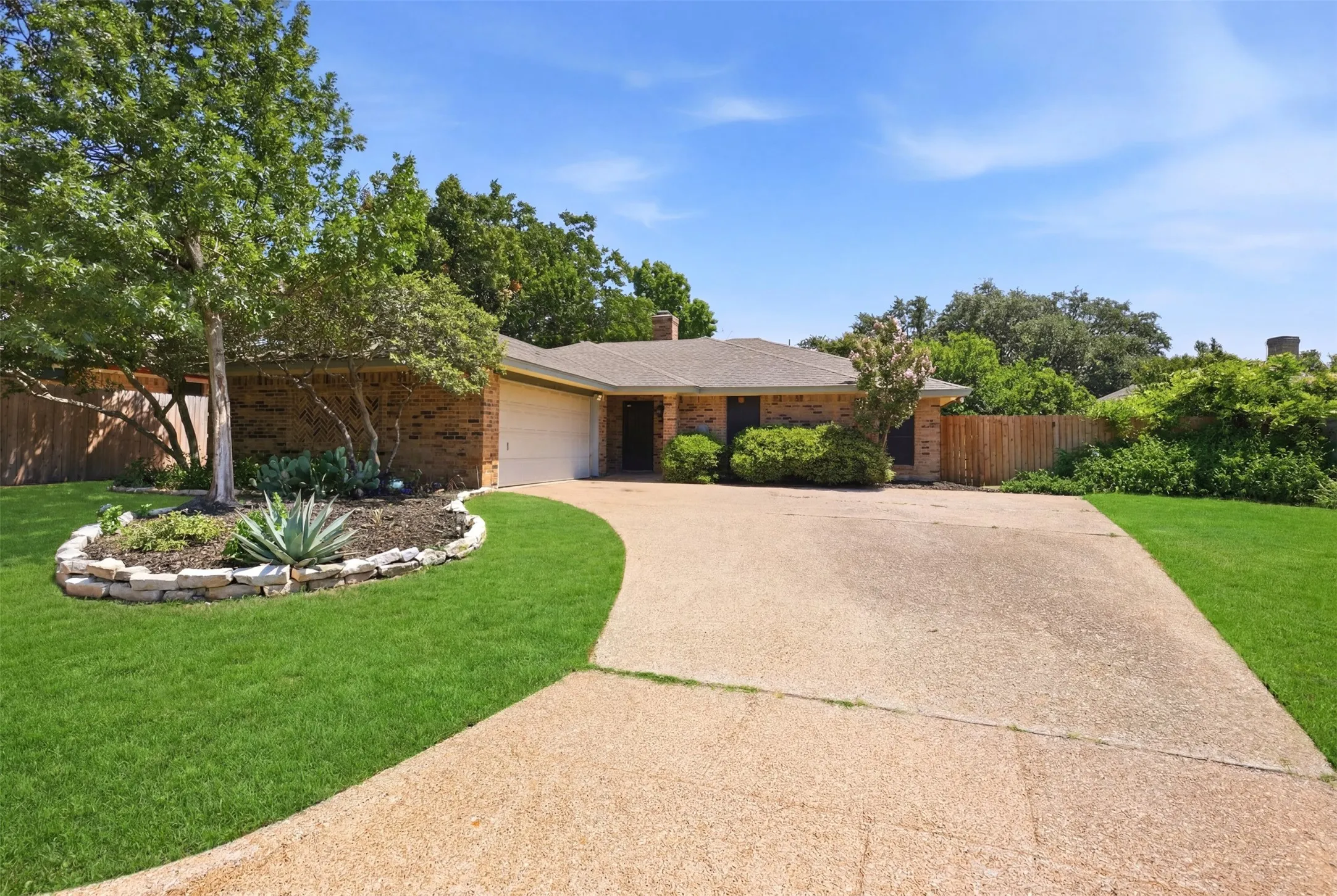 Single Family Residence For Sale in Tarrant County , 8205 Alsace Court, Fort Worth, Texas 76134, 3 Bedroom, 2 Bathroom, 2 Garage spaces, 1,577 Sqft, built in 1984, mls#21326611, Real Estate Agent in Fort Worth, Homes For Sale in Tarrant county, Homes For Sale in Fort Worth, Realtor in Fort Worth Texas, Real Estate Brokerage Independent Realty Texas, Luminita Cordes Realtor
