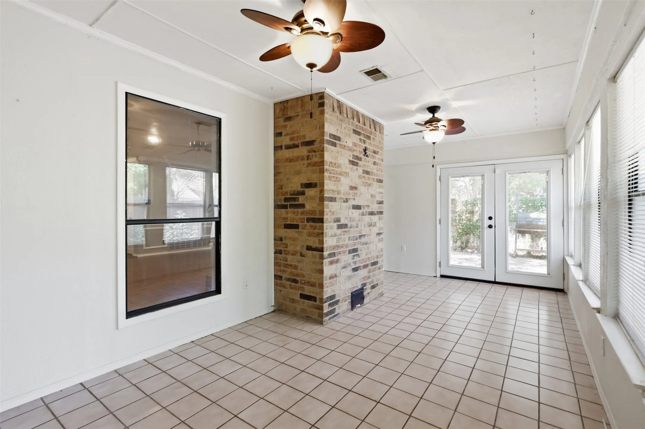 Single Family Residence For Sale in Tarrant County , 8205 Alsace Court, Fort Worth, Texas 76134, 3 Bedroom, 2 Bathroom, 2 Garage spaces, 1,577 Sqft, built in 1984, mls#21326611, Real Estate Agent in Fort Worth, Homes For Sale in Tarrant county, Homes For Sale in Fort Worth, Realtor in Fort Worth Texas, Real Estate Brokerage Independent Realty Texas, Luminita Cordes Realtor