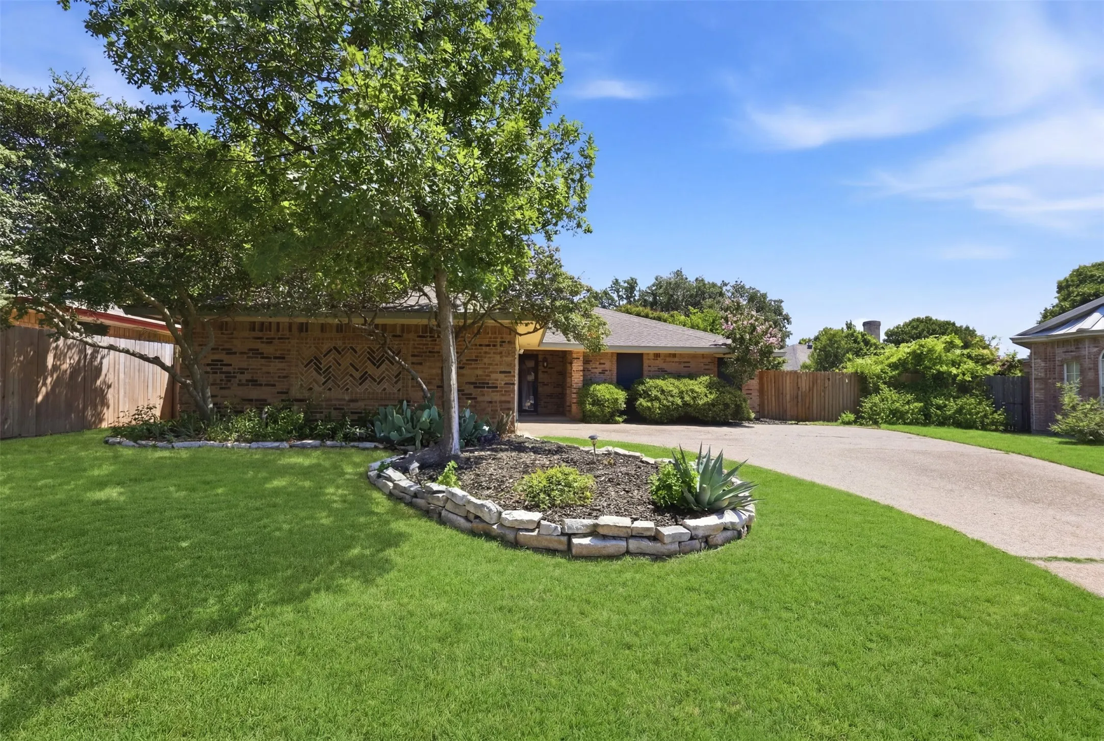 Single Family Residence For Sale in Tarrant County , 8205 Alsace Court, Fort Worth, Texas 76134, 3 Bedroom, 2 Bathroom, 2 Garage spaces, 1,577 Sqft, built in 1984, mls#21326611, Real Estate Agent in Fort Worth, Homes For Sale in Tarrant county, Homes For Sale in Fort Worth, Realtor in Fort Worth Texas, Real Estate Brokerage Independent Realty Texas, Luminita Cordes Realtor