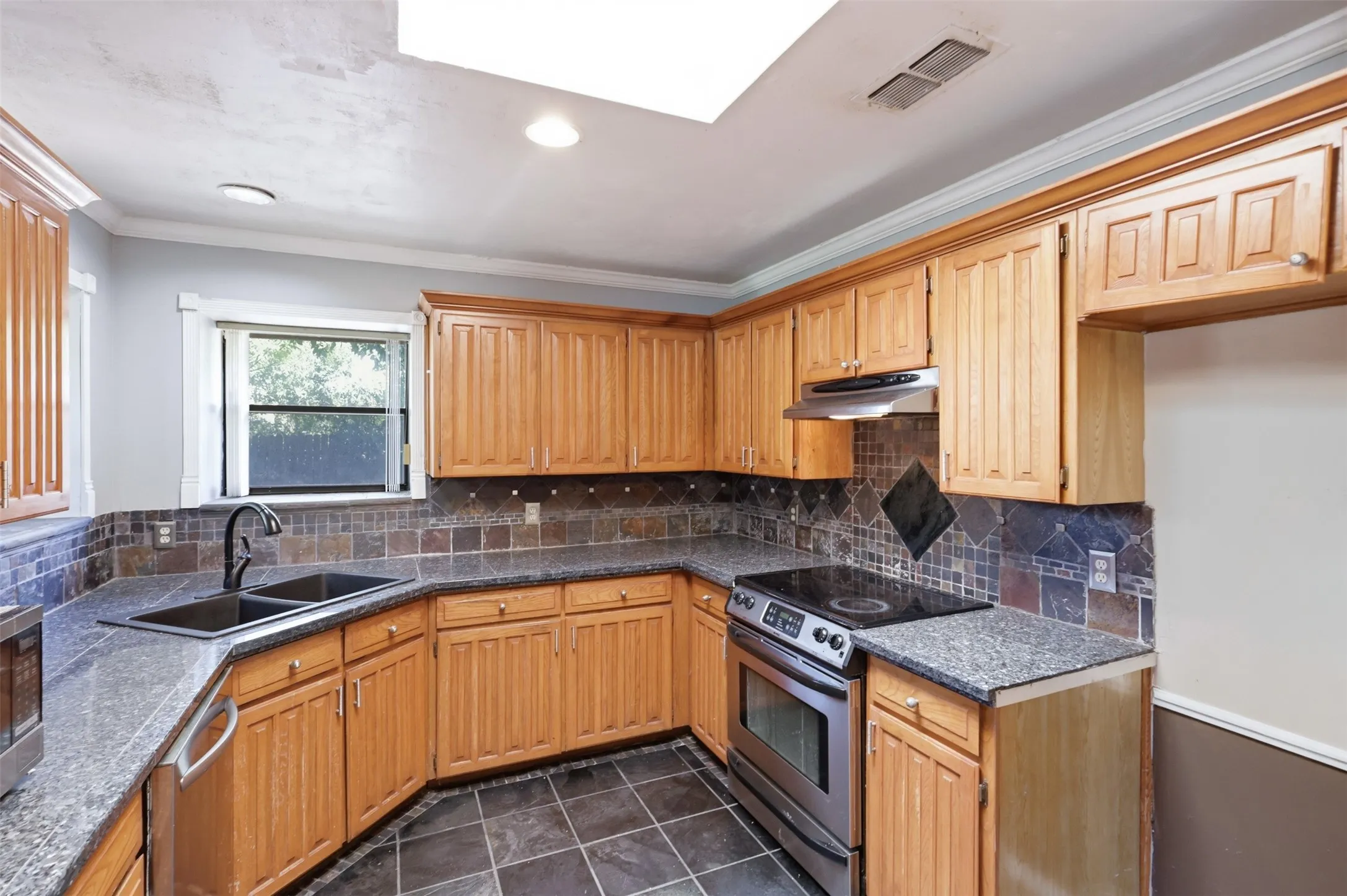 Single Family Residence For Sale in Tarrant County , 8205 Alsace Court, Fort Worth, Texas 76134, 3 Bedroom, 2 Bathroom, 2 Garage spaces, 1,577 Sqft, built in 1984, mls#21326611, Real Estate Agent in Fort Worth, Homes For Sale in Tarrant county, Homes For Sale in Fort Worth, Realtor in Fort Worth Texas, Real Estate Brokerage Independent Realty Texas, Luminita Cordes Realtor