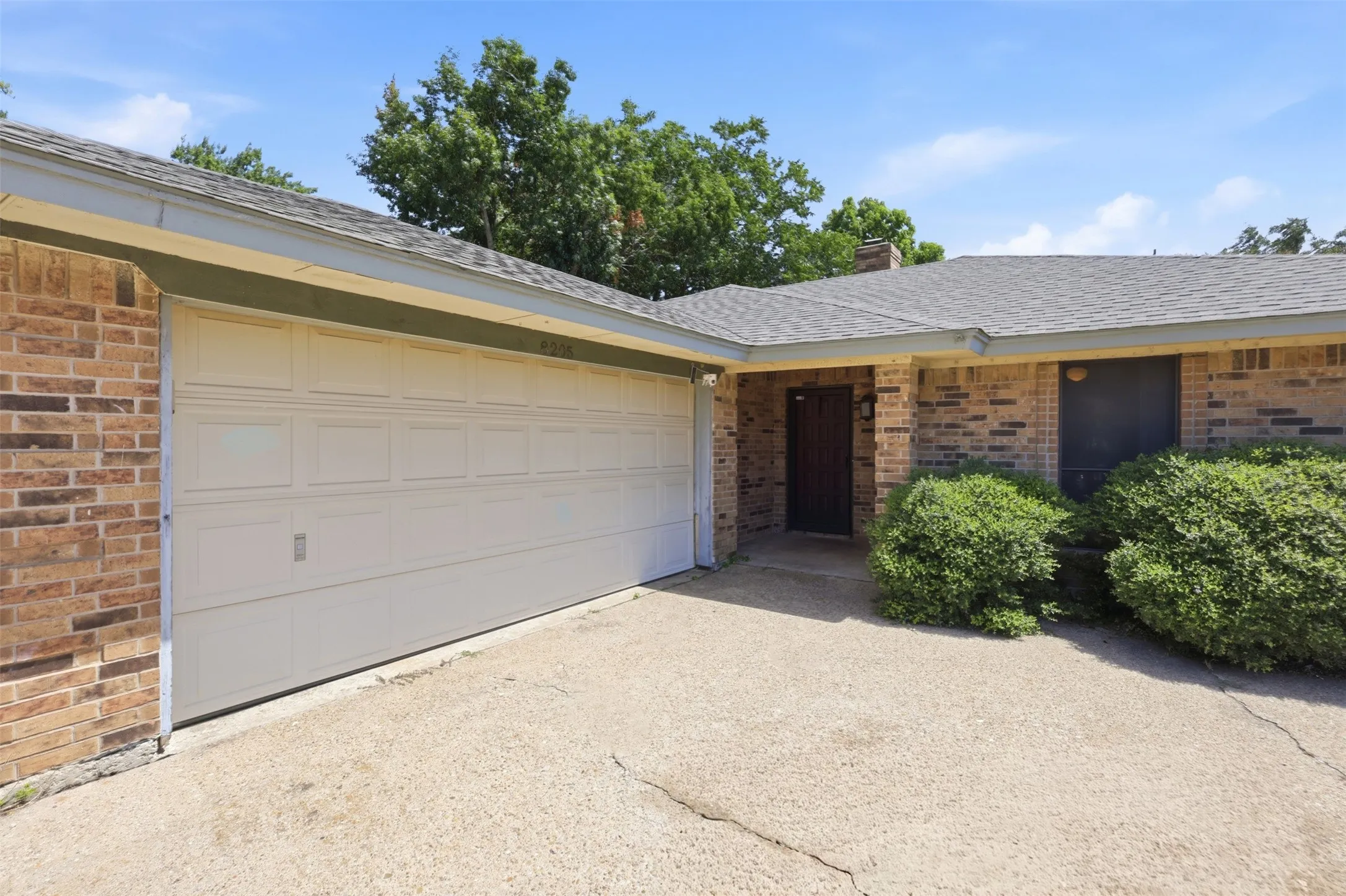 Single Family Residence For Sale in Tarrant County , 8205 Alsace Court, Fort Worth, Texas 76134, 3 Bedroom, 2 Bathroom, 2 Garage spaces, 1,577 Sqft, built in 1984, mls#21326611, Real Estate Agent in Fort Worth, Homes For Sale in Tarrant county, Homes For Sale in Fort Worth, Realtor in Fort Worth Texas, Real Estate Brokerage Independent Realty Texas, Luminita Cordes Realtor