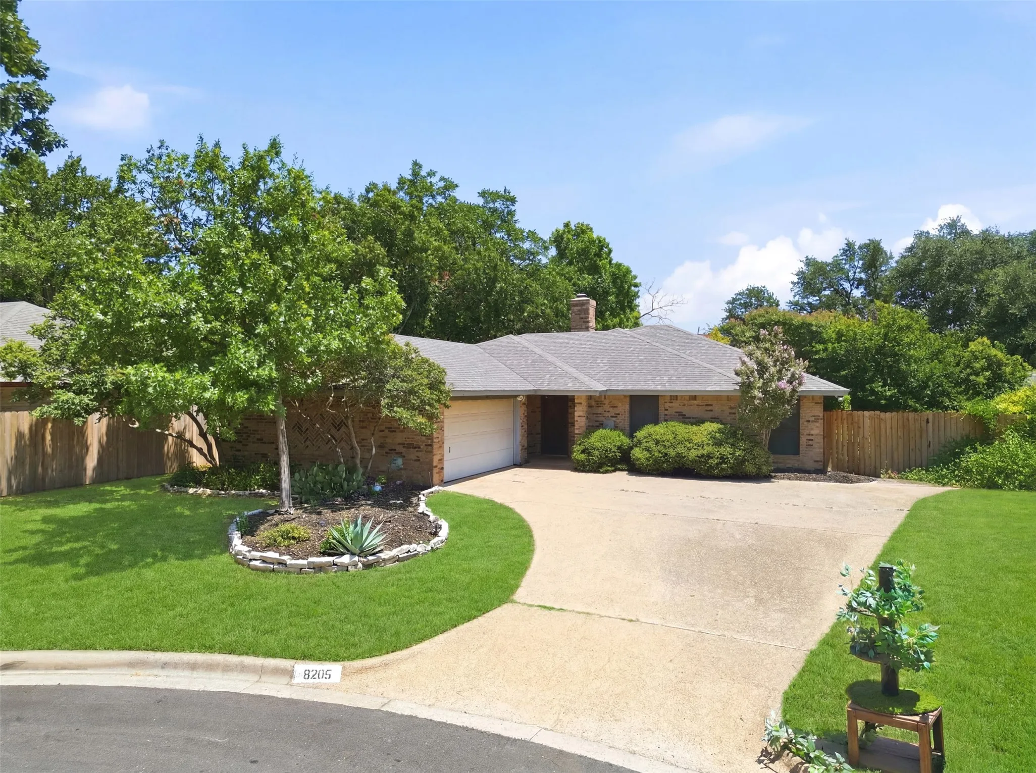 Single Family Residence For Sale in Tarrant County , 8205 Alsace Court, Fort Worth, Texas 76134, 3 Bedroom, 2 Bathroom, 2 Garage spaces, 1,577 Sqft, built in 1984, mls#21326611, Real Estate Agent in Fort Worth, Homes For Sale in Tarrant county, Homes For Sale in Fort Worth, Realtor in Fort Worth Texas, Real Estate Brokerage Independent Realty Texas, Luminita Cordes Realtor