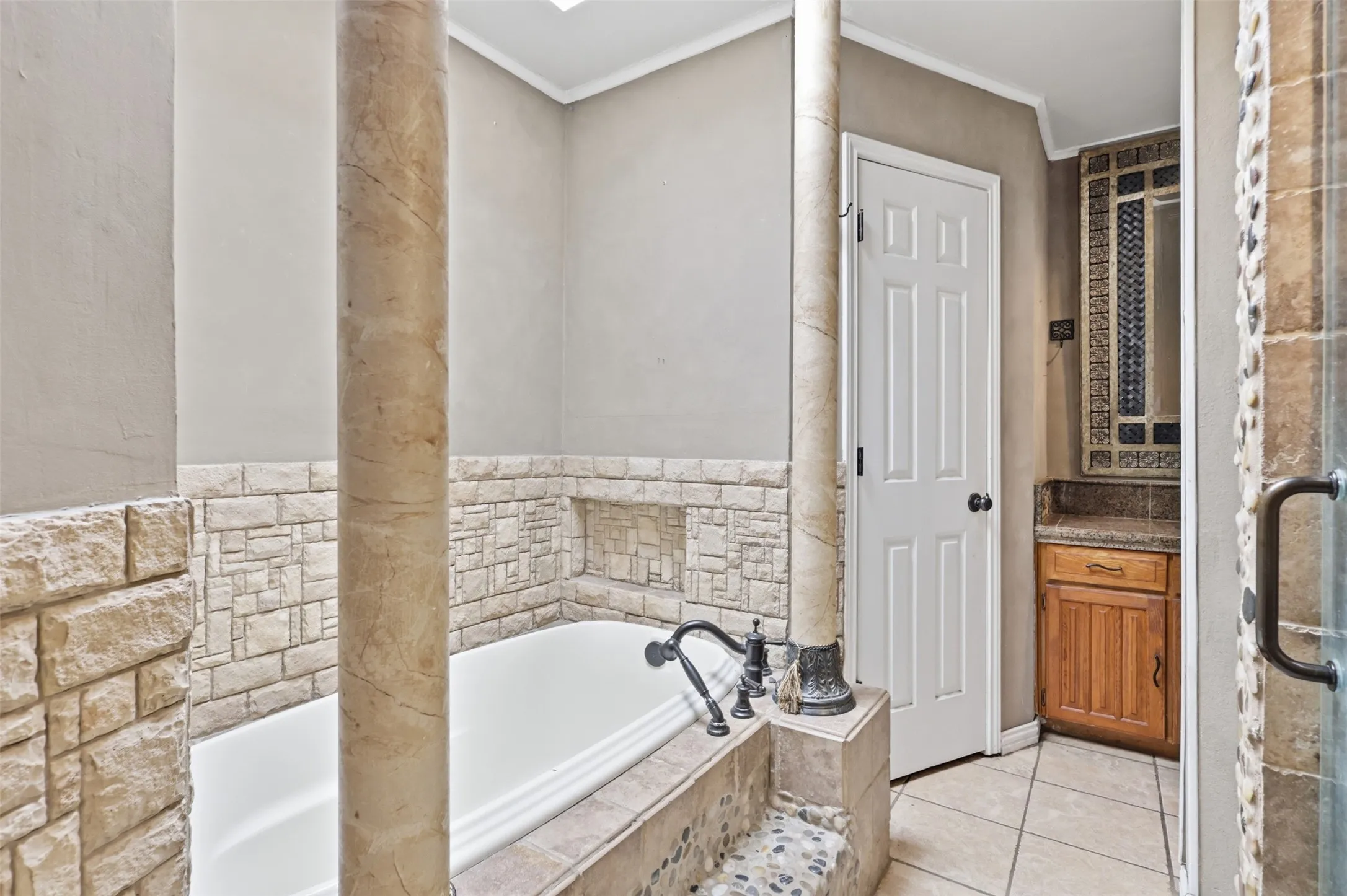 Single Family Residence For Sale in Tarrant County , 8205 Alsace Court, Fort Worth, Texas 76134, 3 Bedroom, 2 Bathroom, 2 Garage spaces, 1,577 Sqft, built in 1984, mls#21326611, Real Estate Agent in Fort Worth, Homes For Sale in Tarrant county, Homes For Sale in Fort Worth, Realtor in Fort Worth Texas, Real Estate Brokerage Independent Realty Texas, Luminita Cordes Realtor