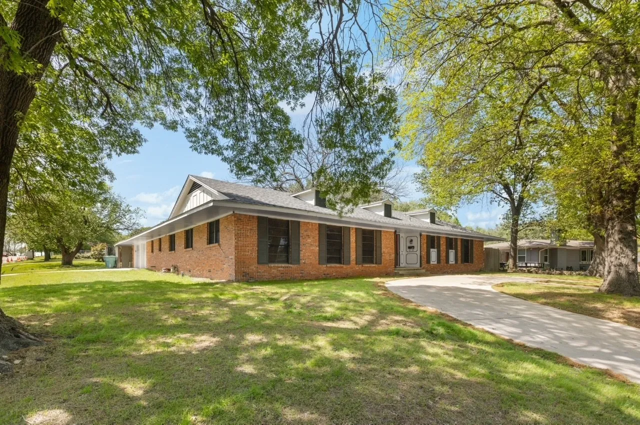 Single Family Residence For Sale in Grayson County , 800 Western Hills Drive, Sherman, Texas 75092, 4 Bedroom, 3 Bathroom, 2 Garage spaces, 2,848 Sqft, built in 1962, mls#21329066, Real Estate Agent in Sherman, Homes For Sale in Grayson county, Homes For Sale in Sherman, Realtor in Sherman Texas, Real Estate Brokerage Independent Realty Texas, Luminita Cordes Realtor