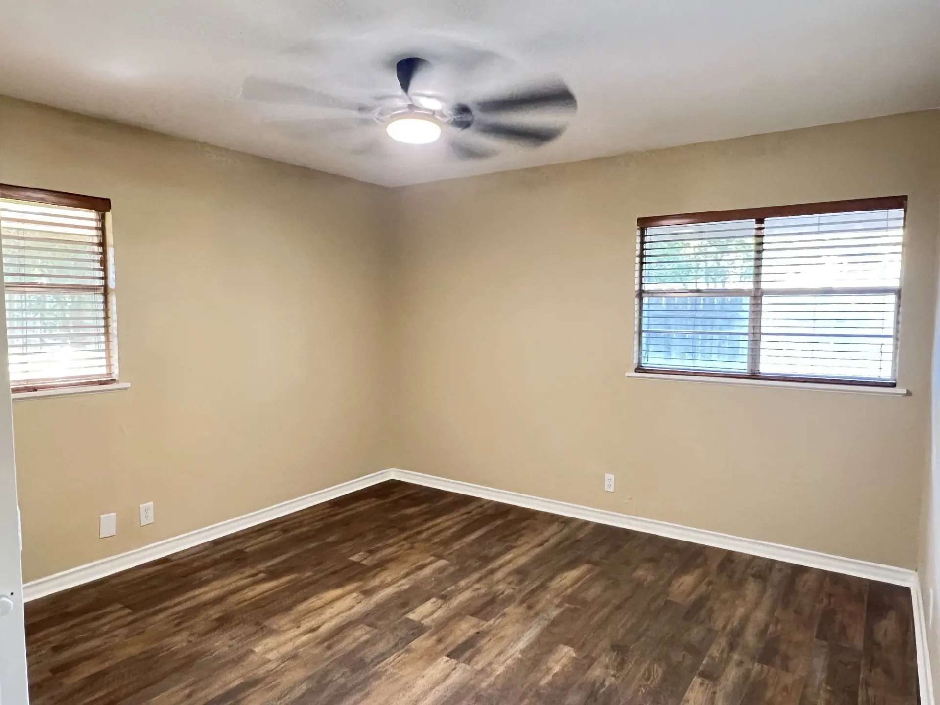 Single Family Residence For Sale in Grayson County , 800 Western Hills Drive, Sherman, Texas 75092, 4 Bedroom, 3 Bathroom, 2 Garage spaces, 2,848 Sqft, built in 1962, mls#21329066, Real Estate Agent in Sherman, Homes For Sale in Grayson county, Homes For Sale in Sherman, Realtor in Sherman Texas, Real Estate Brokerage Independent Realty Texas, Luminita Cordes Realtor
