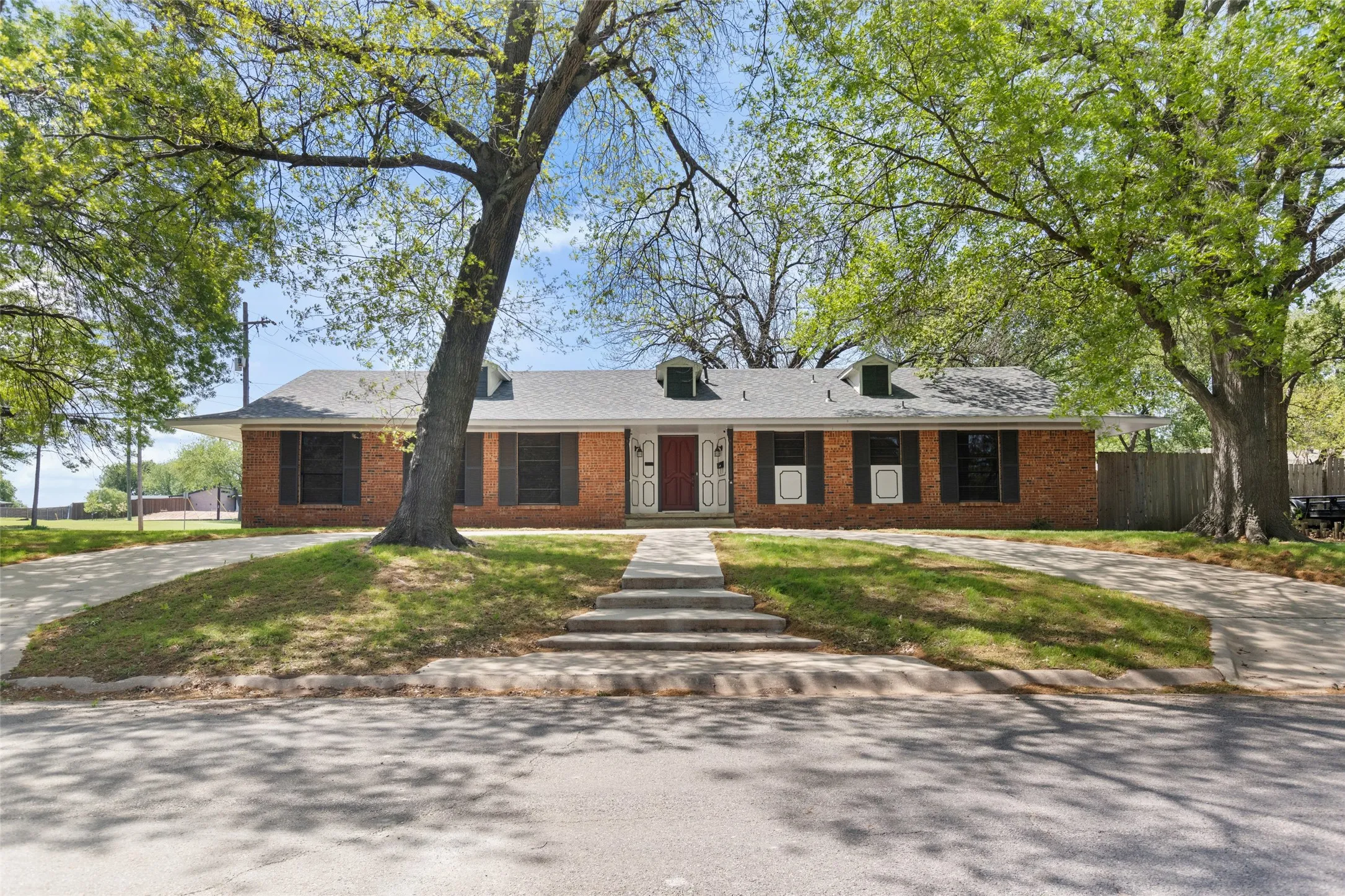 Single Family Residence For Sale in Grayson County , 800 Western Hills Drive, Sherman, Texas 75092, 4 Bedroom, 3 Bathroom, 2 Garage spaces, 2,848 Sqft, built in 1962, mls#21329066, Real Estate Agent in Sherman, Homes For Sale in Grayson county, Homes For Sale in Sherman, Realtor in Sherman Texas, Real Estate Brokerage Independent Realty Texas, Luminita Cordes Realtor