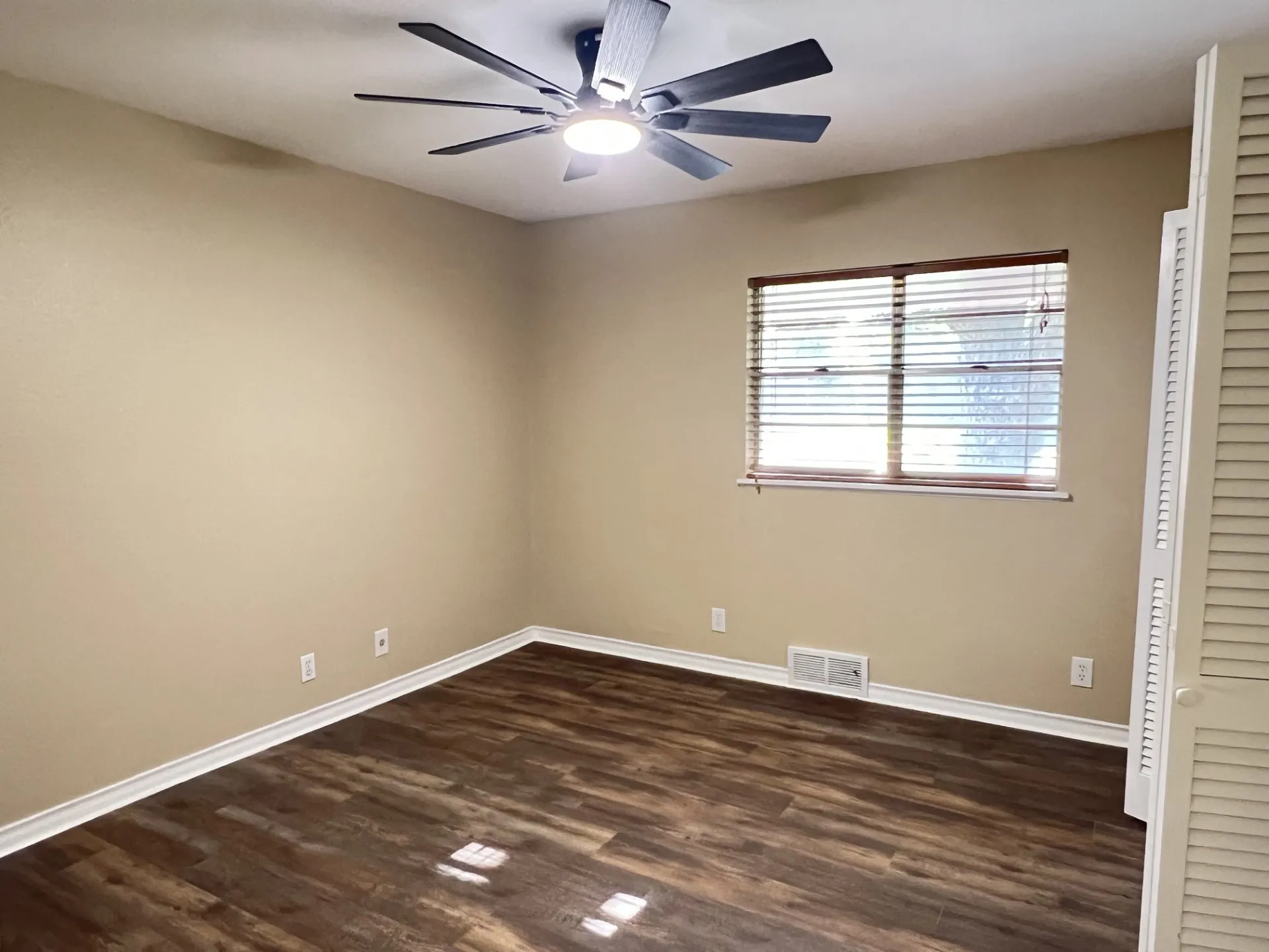 Single Family Residence For Sale in Grayson County , 800 Western Hills Drive, Sherman, Texas 75092, 4 Bedroom, 3 Bathroom, 2 Garage spaces, 2,848 Sqft, built in 1962, mls#21329066, Real Estate Agent in Sherman, Homes For Sale in Grayson county, Homes For Sale in Sherman, Realtor in Sherman Texas, Real Estate Brokerage Independent Realty Texas, Luminita Cordes Realtor