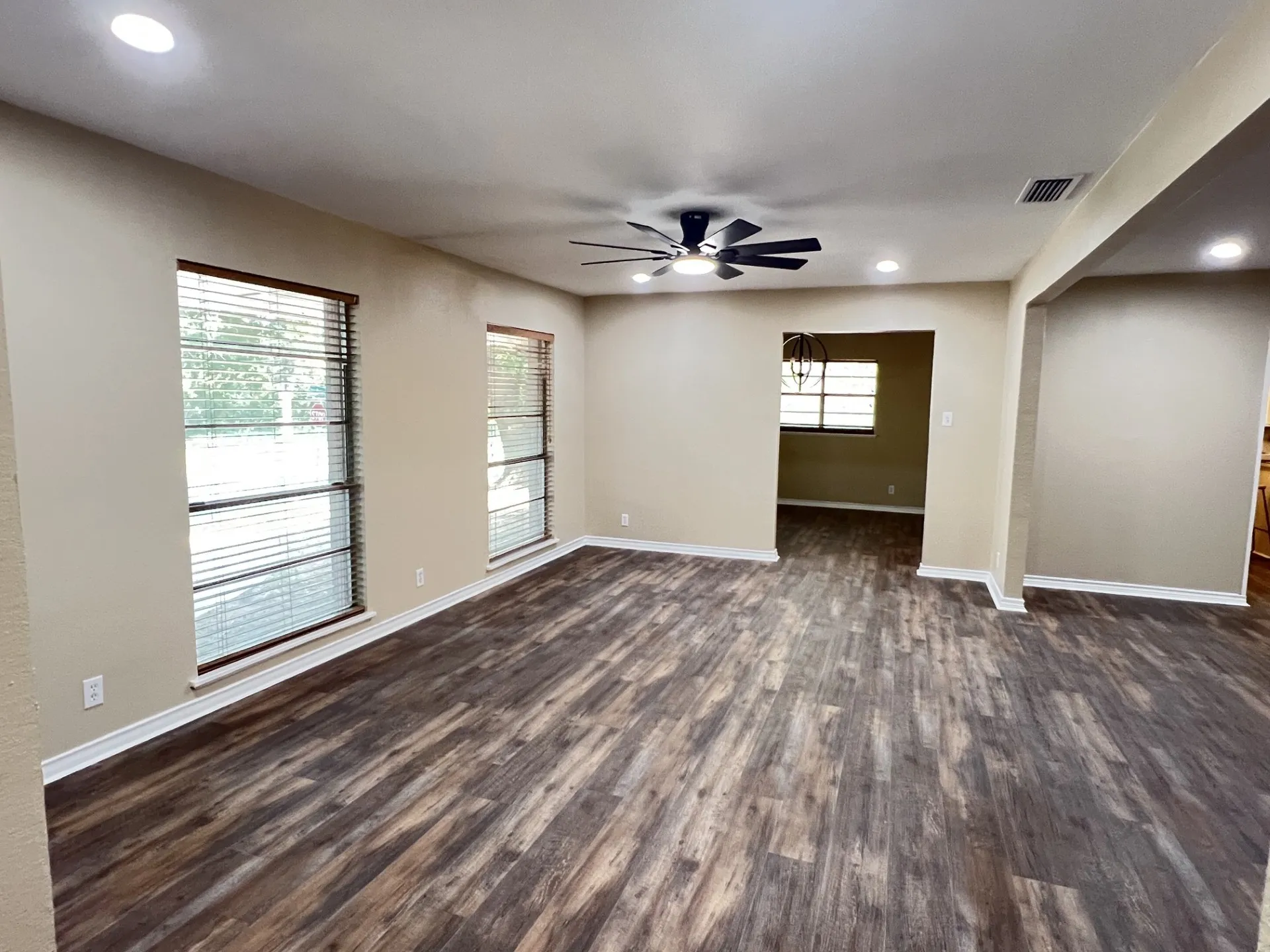 Single Family Residence For Sale in Grayson County , 800 Western Hills Drive, Sherman, Texas 75092, 4 Bedroom, 3 Bathroom, 2 Garage spaces, 2,848 Sqft, built in 1962, mls#21329066, Real Estate Agent in Sherman, Homes For Sale in Grayson county, Homes For Sale in Sherman, Realtor in Sherman Texas, Real Estate Brokerage Independent Realty Texas, Luminita Cordes Realtor