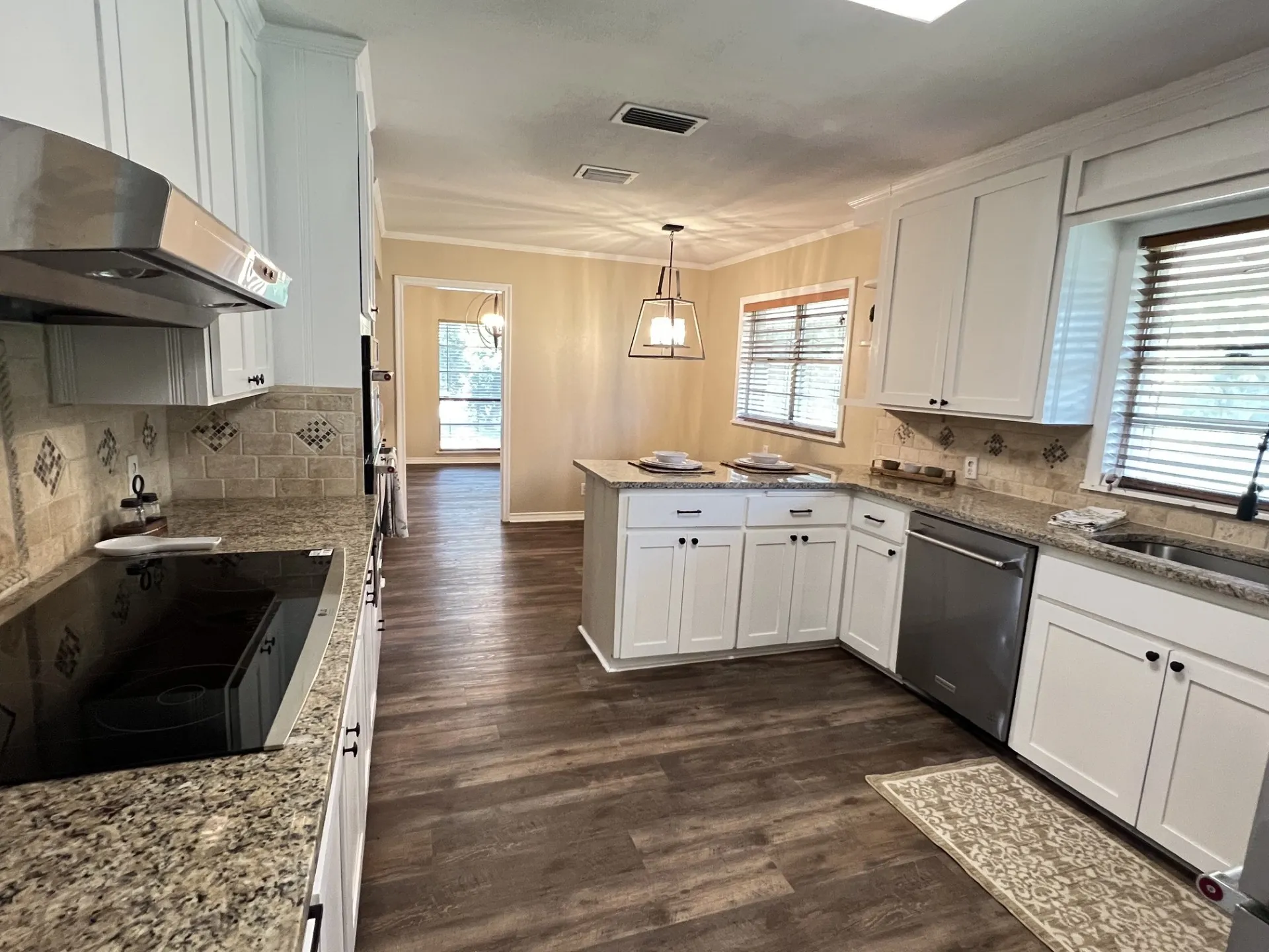 Single Family Residence For Sale in Grayson County , 800 Western Hills Drive, Sherman, Texas 75092, 4 Bedroom, 3 Bathroom, 2 Garage spaces, 2,848 Sqft, built in 1962, mls#21329066, Real Estate Agent in Sherman, Homes For Sale in Grayson county, Homes For Sale in Sherman, Realtor in Sherman Texas, Real Estate Brokerage Independent Realty Texas, Luminita Cordes Realtor