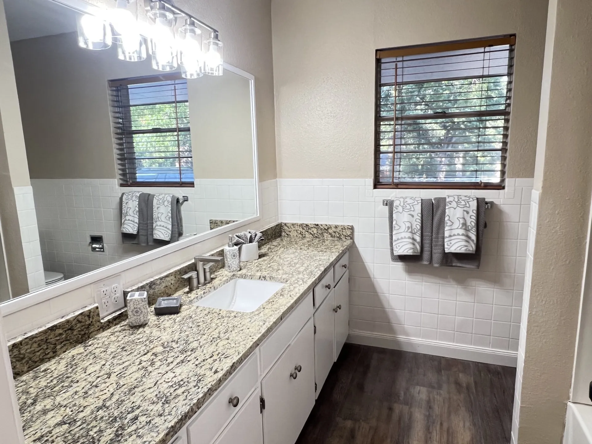 Single Family Residence For Sale in Grayson County , 800 Western Hills Drive, Sherman, Texas 75092, 4 Bedroom, 3 Bathroom, 2 Garage spaces, 2,848 Sqft, built in 1962, mls#21329066, Real Estate Agent in Sherman, Homes For Sale in Grayson county, Homes For Sale in Sherman, Realtor in Sherman Texas, Real Estate Brokerage Independent Realty Texas, Luminita Cordes Realtor
