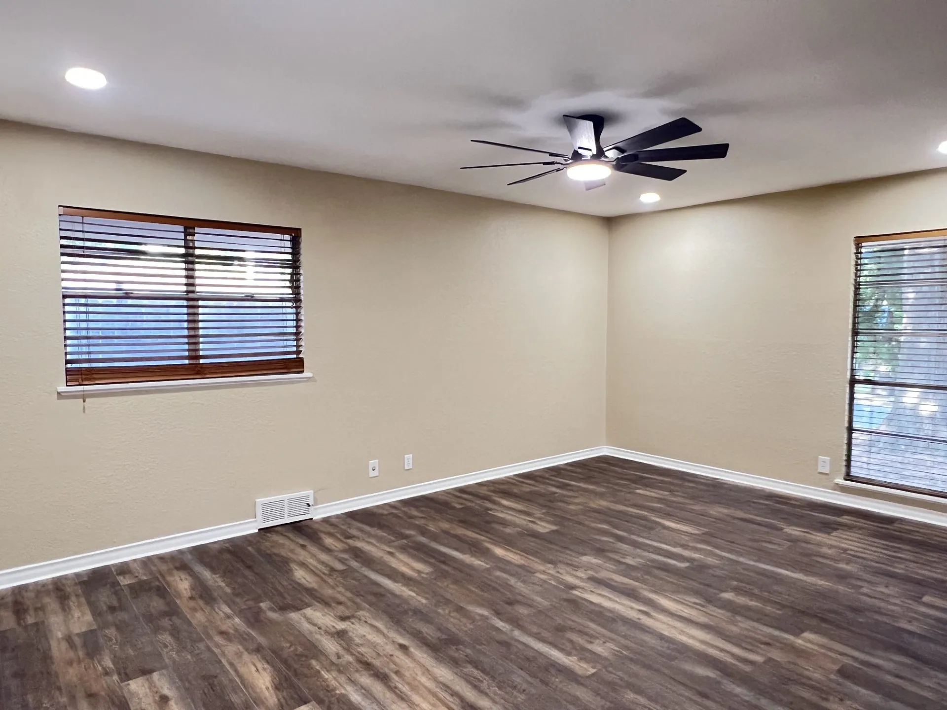 Single Family Residence For Sale in Grayson County , 800 Western Hills Drive, Sherman, Texas 75092, 4 Bedroom, 3 Bathroom, 2 Garage spaces, 2,848 Sqft, built in 1962, mls#21329066, Real Estate Agent in Sherman, Homes For Sale in Grayson county, Homes For Sale in Sherman, Realtor in Sherman Texas, Real Estate Brokerage Independent Realty Texas, Luminita Cordes Realtor