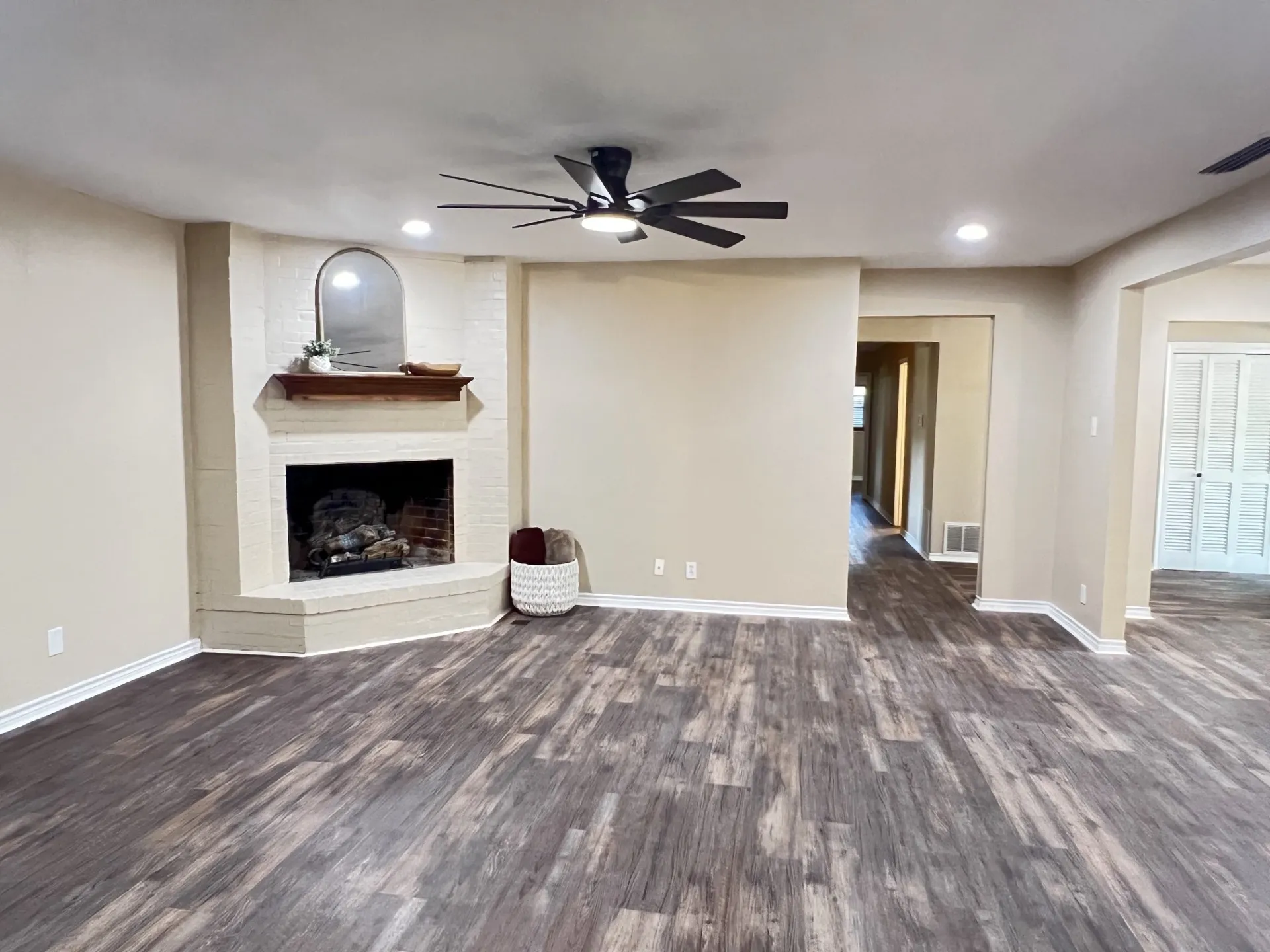 Single Family Residence For Sale in Grayson County , 800 Western Hills Drive, Sherman, Texas 75092, 4 Bedroom, 3 Bathroom, 2 Garage spaces, 2,848 Sqft, built in 1962, mls#21329066, Real Estate Agent in Sherman, Homes For Sale in Grayson county, Homes For Sale in Sherman, Realtor in Sherman Texas, Real Estate Brokerage Independent Realty Texas, Luminita Cordes Realtor
