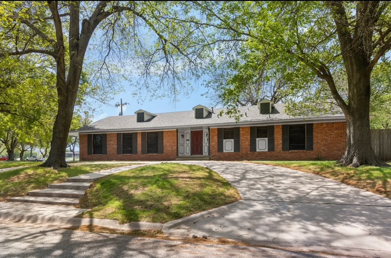 Single Family Residence For Sale in Grayson County , 800 Western Hills Drive, Sherman, Texas 75092, 4 Bedroom, 3 Bathroom, 2 Garage spaces, 2,848 Sqft, built in 1962, mls#21329066, Real Estate Agent in Sherman, Homes For Sale in Grayson county, Homes For Sale in Sherman, Realtor in Sherman Texas, Real Estate Brokerage Independent Realty Texas, Luminita Cordes Realtor