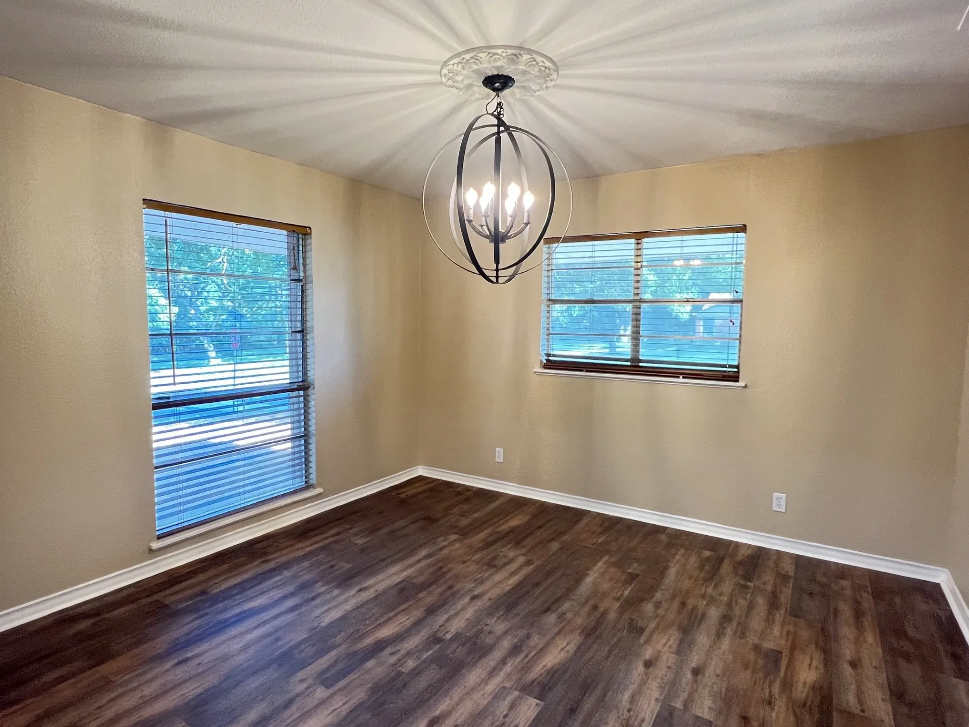 Single Family Residence For Sale in Grayson County , 800 Western Hills Drive, Sherman, Texas 75092, 4 Bedroom, 3 Bathroom, 2 Garage spaces, 2,848 Sqft, built in 1962, mls#21329066, Real Estate Agent in Sherman, Homes For Sale in Grayson county, Homes For Sale in Sherman, Realtor in Sherman Texas, Real Estate Brokerage Independent Realty Texas, Luminita Cordes Realtor