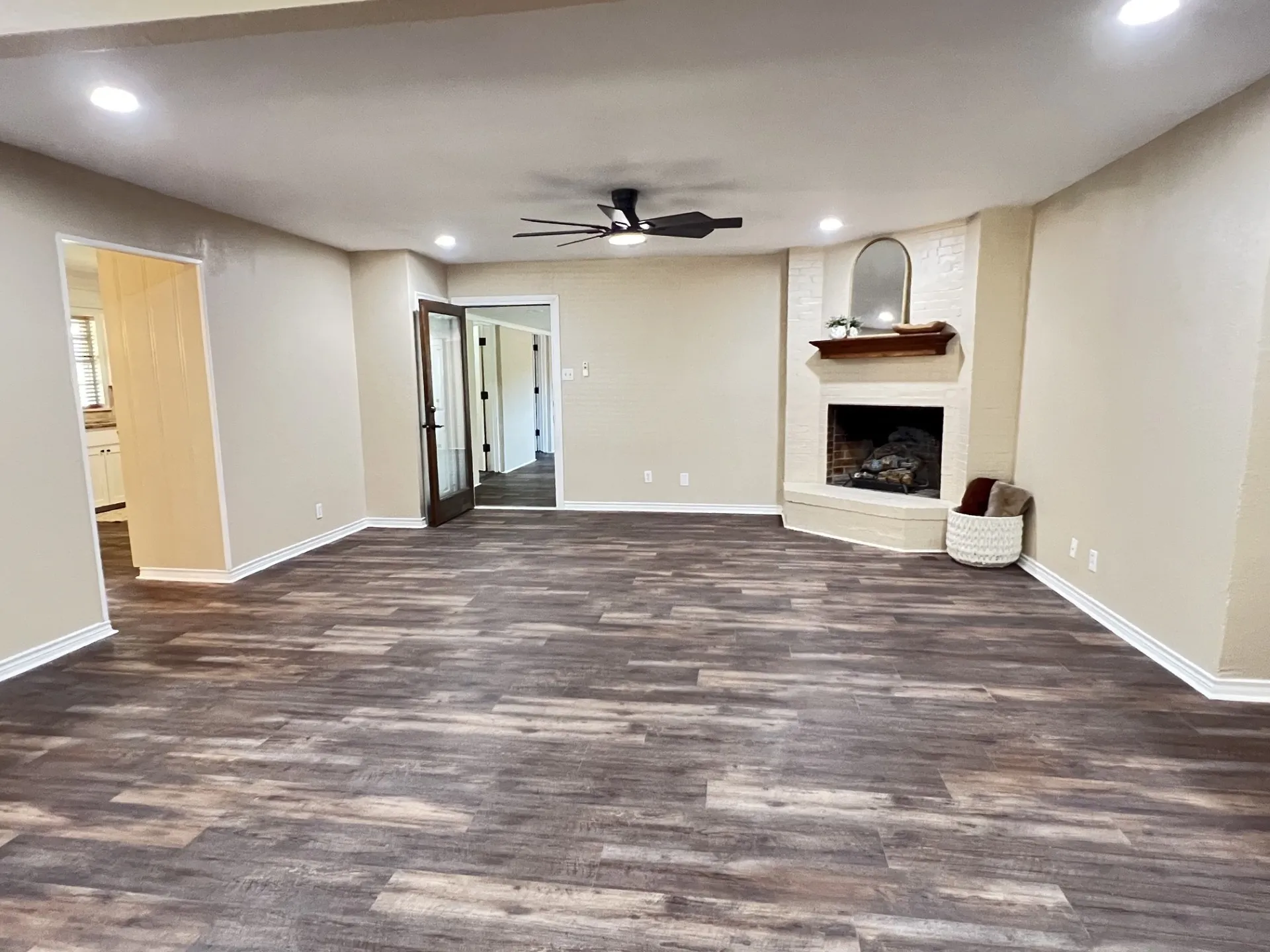 Single Family Residence For Sale in Grayson County , 800 Western Hills Drive, Sherman, Texas 75092, 4 Bedroom, 3 Bathroom, 2 Garage spaces, 2,848 Sqft, built in 1962, mls#21329066, Real Estate Agent in Sherman, Homes For Sale in Grayson county, Homes For Sale in Sherman, Realtor in Sherman Texas, Real Estate Brokerage Independent Realty Texas, Luminita Cordes Realtor