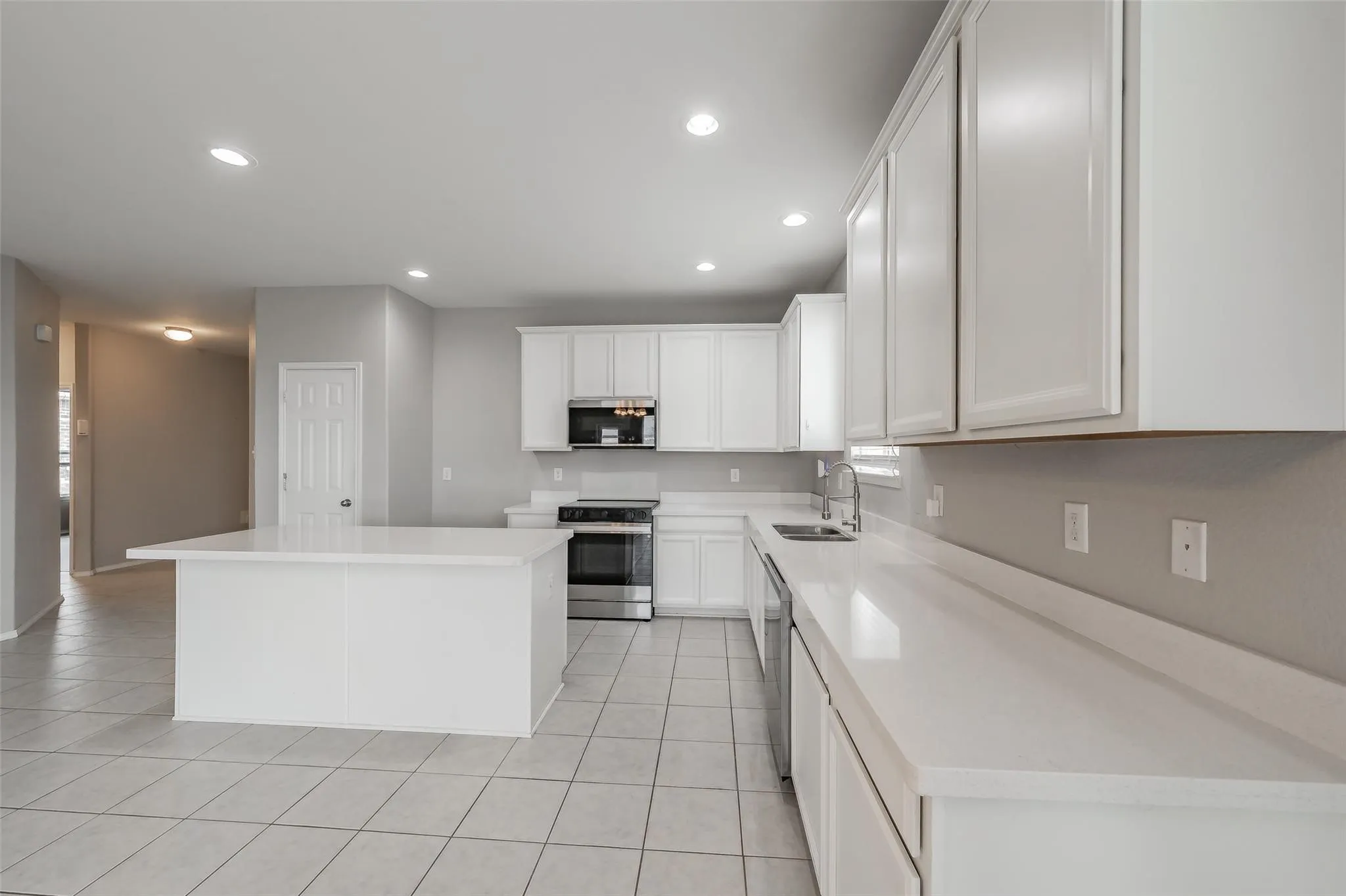 Single Family Residence For Rent in Tarrant County , 2404 Bermont Red Lane, Fort Worth, Texas 76131, 3 Bedroom, 2 Bathroom, 2 Garage spaces, 2,131 Sqft, built in 2016, mls#21329083, Real Estate Agent in Fort Worth, Homes For Rent in Tarrant county, Homes For Rent in Fort Worth, Realtor in Fort Worth Texas, Real Estate Brokerage Independent Realty Texas, Luminita Cordes Realtor
