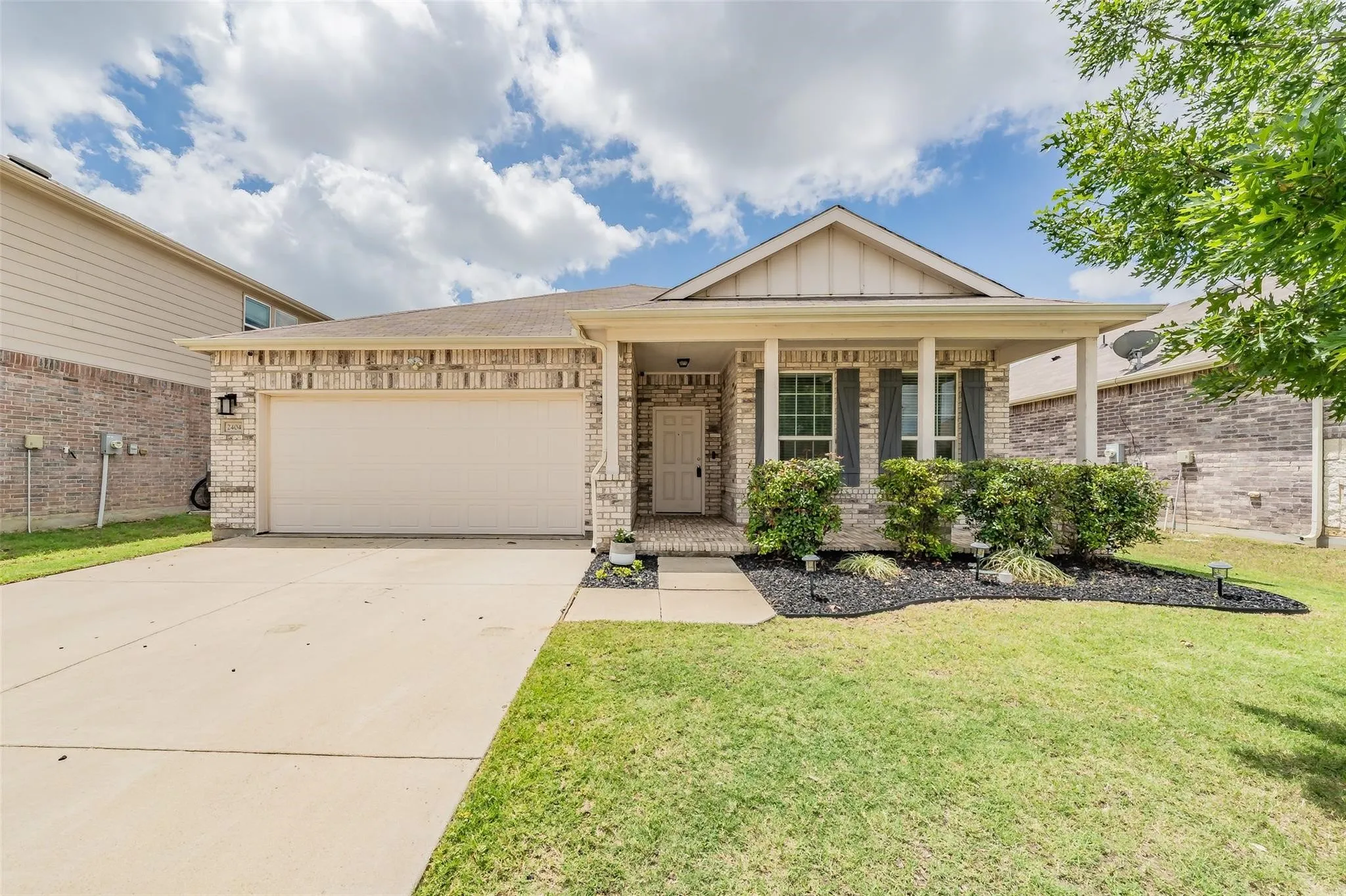 Single Family Residence For Rent in Tarrant County , 2404 Bermont Red Lane, Fort Worth, Texas 76131, 3 Bedroom, 2 Bathroom, 2 Garage spaces, 2,131 Sqft, built in 2016, mls#21329083, Real Estate Agent in Fort Worth, Homes For Rent in Tarrant county, Homes For Rent in Fort Worth, Realtor in Fort Worth Texas, Real Estate Brokerage Independent Realty Texas, Luminita Cordes Realtor